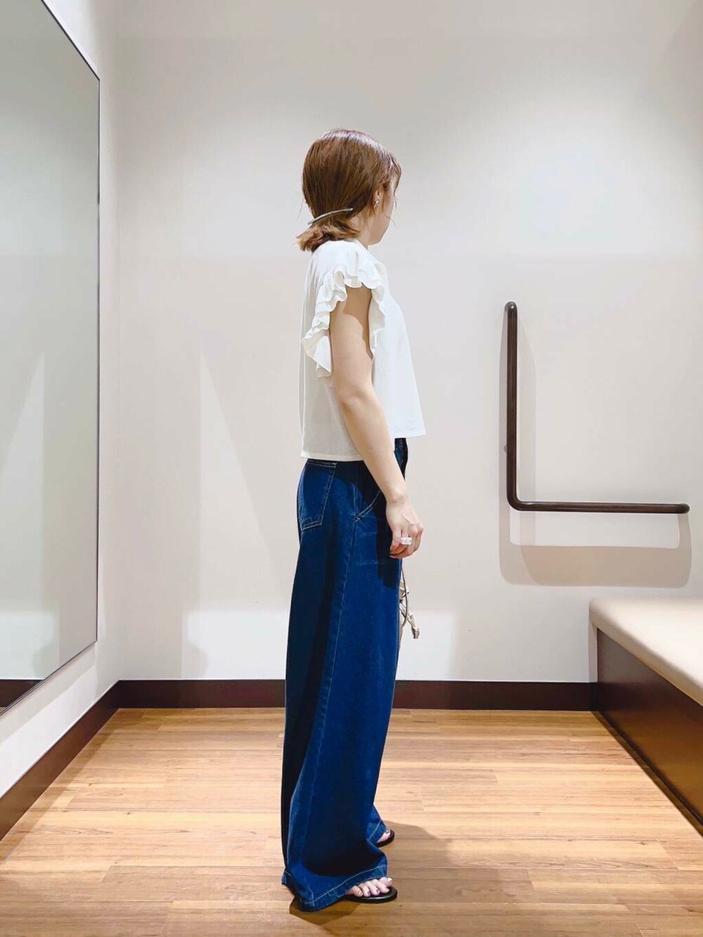 ブルー系のデニムパンツ、ホワイト系のシャツ/ブラウスを着用したレディースの夏コーディネートの4枚目の写真