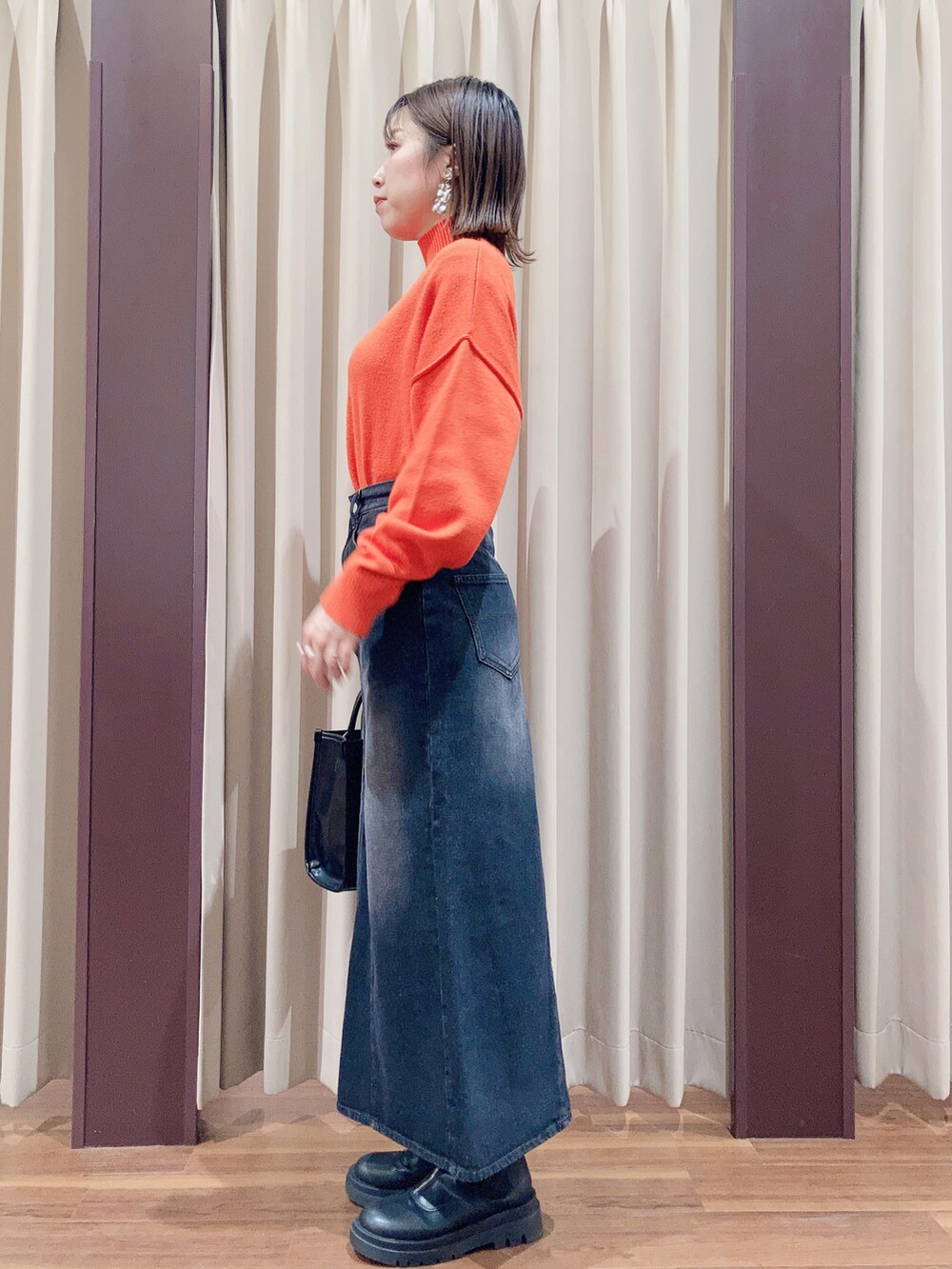 「カラーニット、私の推しブランド、大人カジュアル、オトナ女子、デニムスカート、春コーデ、オレンジ、オレンジニット、ブーツ、ママコーデ、ニット、冬コーデ」｜「ITEMS URBANRESEARCHのハイネックワイドニット2（ニット/セーター、オレンジ系）」を使った、fujimonさん（レディース・159cm）の冬コーディネートの2枚目の写真