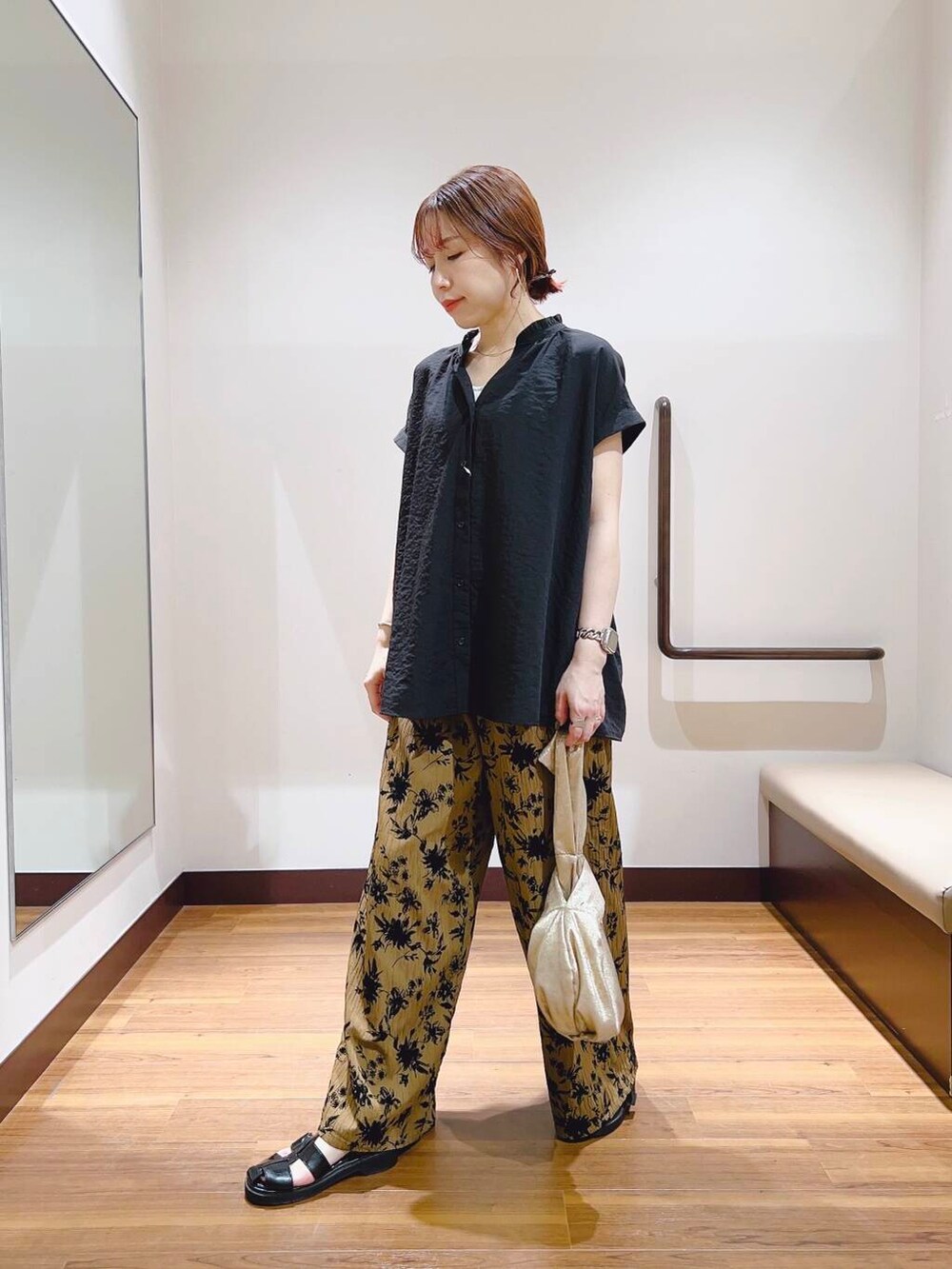 ゴールド系のハンドバッグ、ブラウン系のその他パンツを着用したレディースの夏コーディネートの5枚目の写真