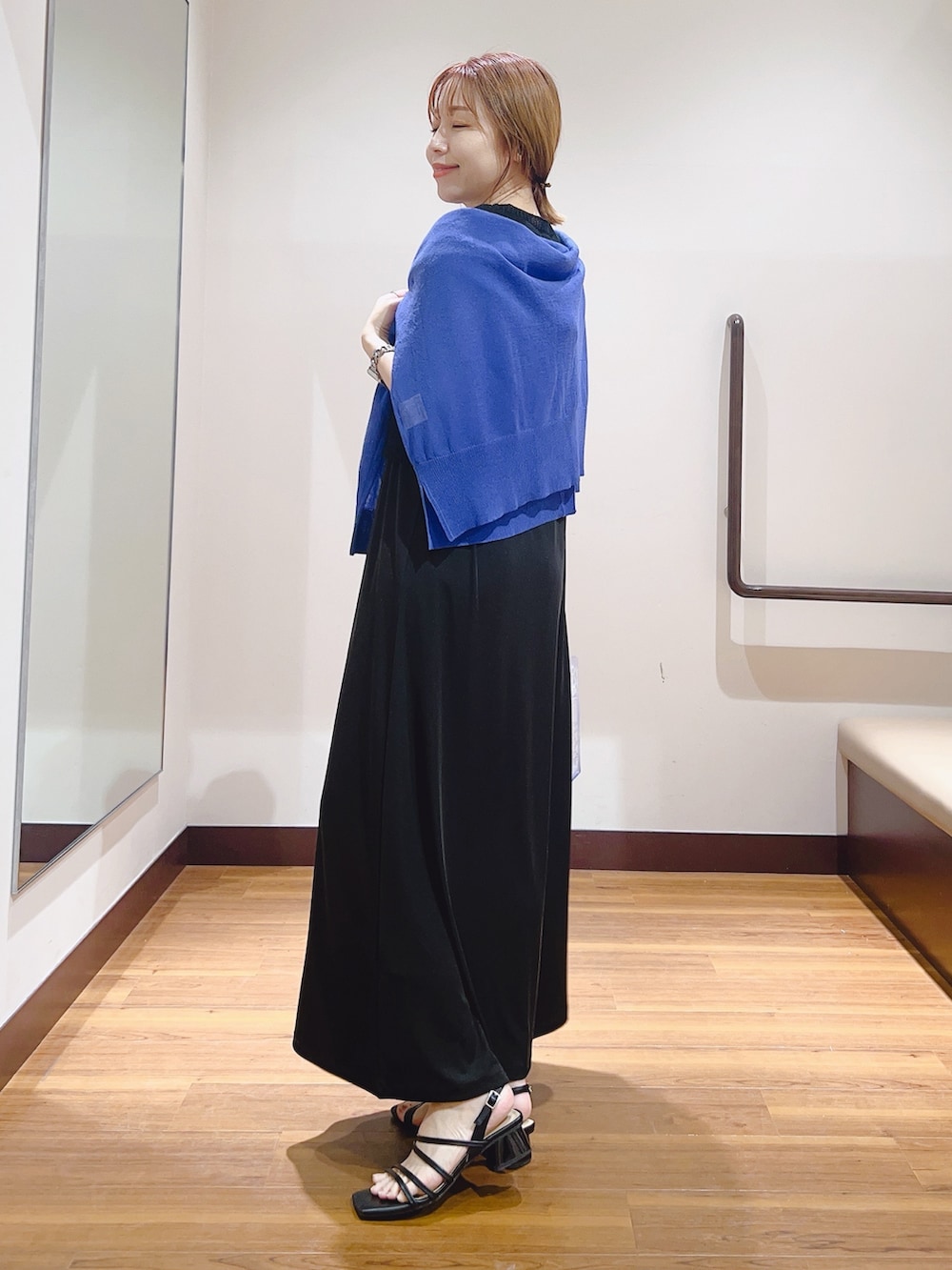 イエロー系のワンピース、ブルー系のカーディガン/ボレロを着用したレディースの夏コーディネートの2枚目の写真