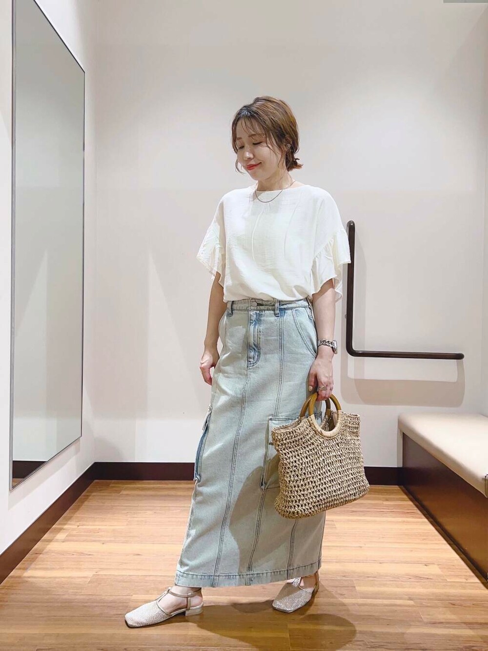 ゴールド系のサンダル、ベージュ系のトートバッグ、ブルー系のスカートを着用したレディースの夏コーディネートの5枚目の写真