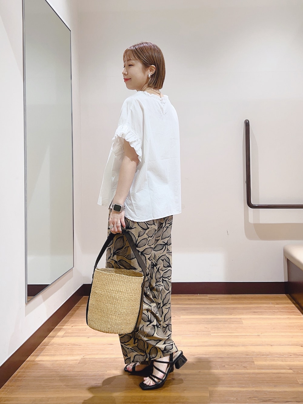 その他のシャツ/ブラウス、ベージュ系のかごバッグ、ブラウン系のその他パンツを着用したレディースの春コーディネートの3枚目の写真