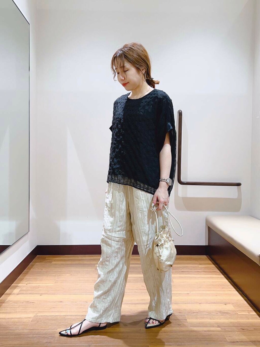 ベージュ系のその他パンツ、ブラック系のシャツ/ブラウスを着用したレディースの夏コーディネートの5枚目の写真