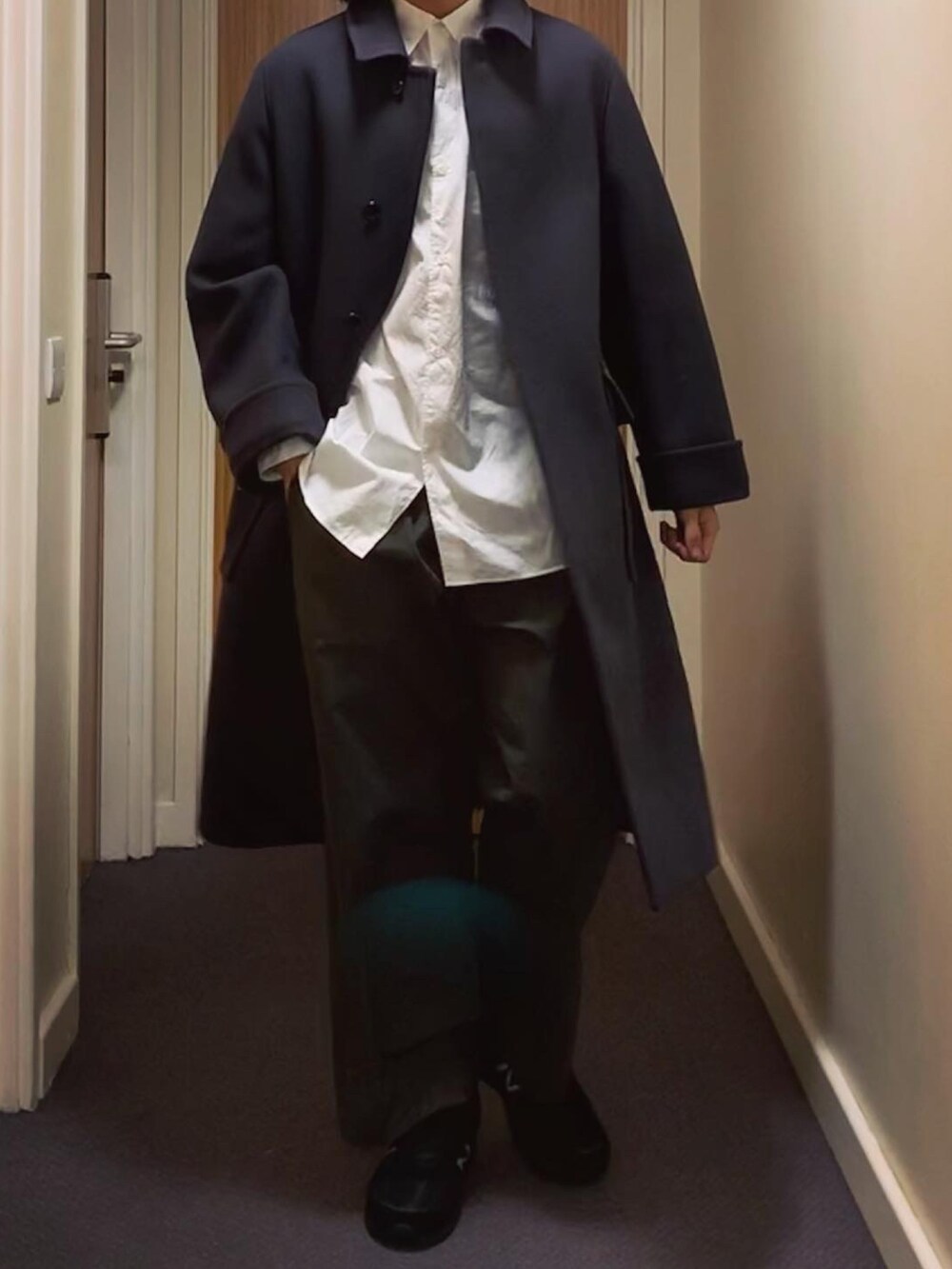 「New Balance、coat、ootd、winter、coordinate、winter wearing、graphpaper」｜「GraphpaperのGraphpaper Oversized L/S Reular Collar Shirt（シャツ/ブラウス、ホワイト系）」を使った、ai.nikosさん（メンズ・174cm）の秋コーディネートの2枚目の写真