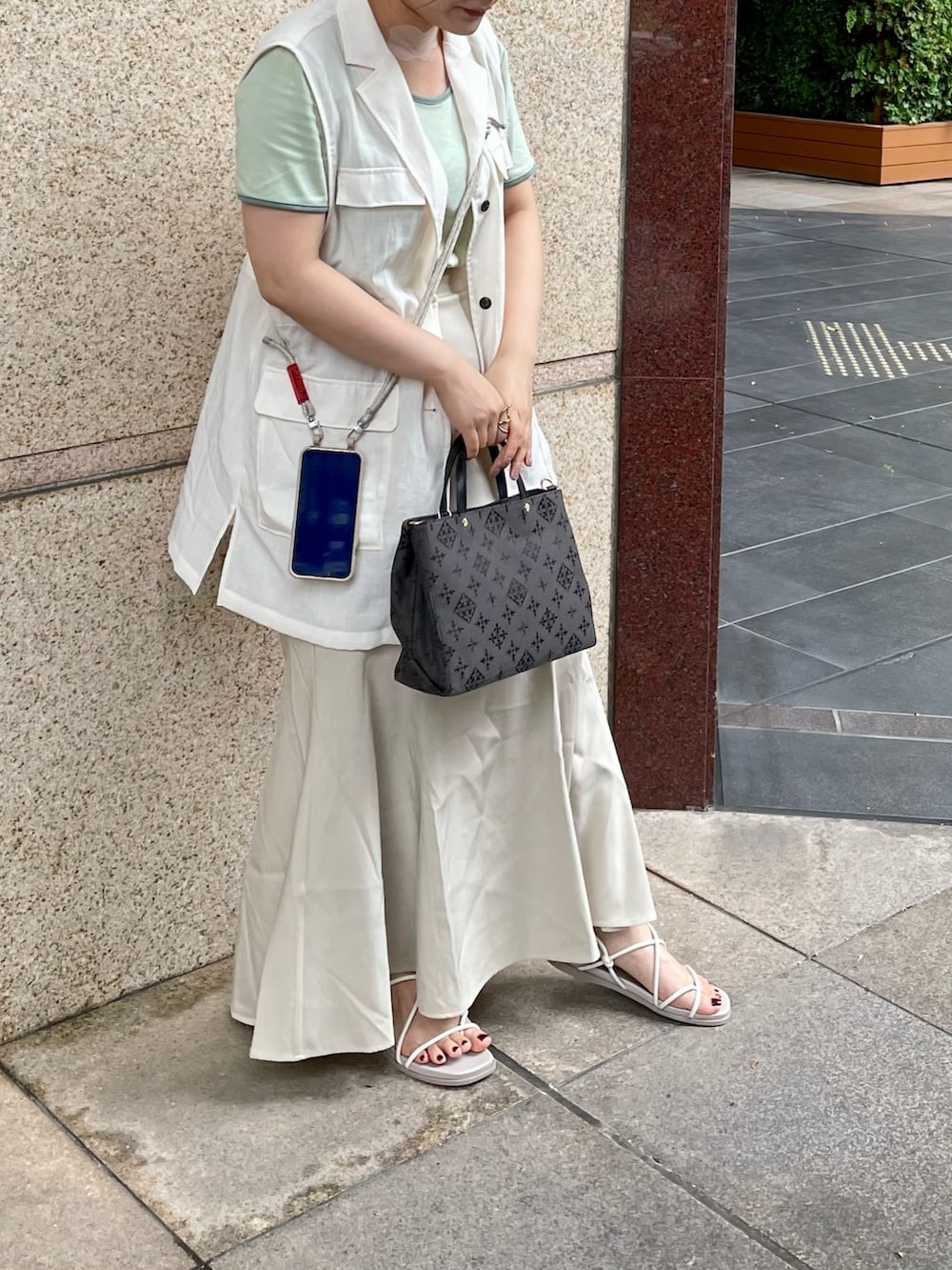 「夏セールで買いました、スクエアバッグ、夏だ！Tシャツ着よう！、プチプラ、夏コーデ、オトナカジュアル、プチプラコーデ、淡色コーデ、ワントーンコーデ、低身長コーデ、いいね、save、フォローお願いします🤑、カジュアル、スマホショルダー、オトナ女子、レイヤードスタイル」｜「select MOCAの2021 SS パイピングデザインカラーTシャツ（Tシャツ/カットソー、グリーン系）」を使った、tomomiさん（レディース・155cm）の夏コーディネートの2枚目の写真