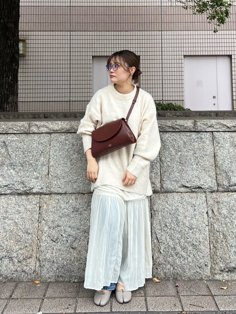 ベージュ系のバレエシューズ、レッド系のショルダーバッグ、その他のその他を着用したレディースの秋コーディネートの2枚目の写真