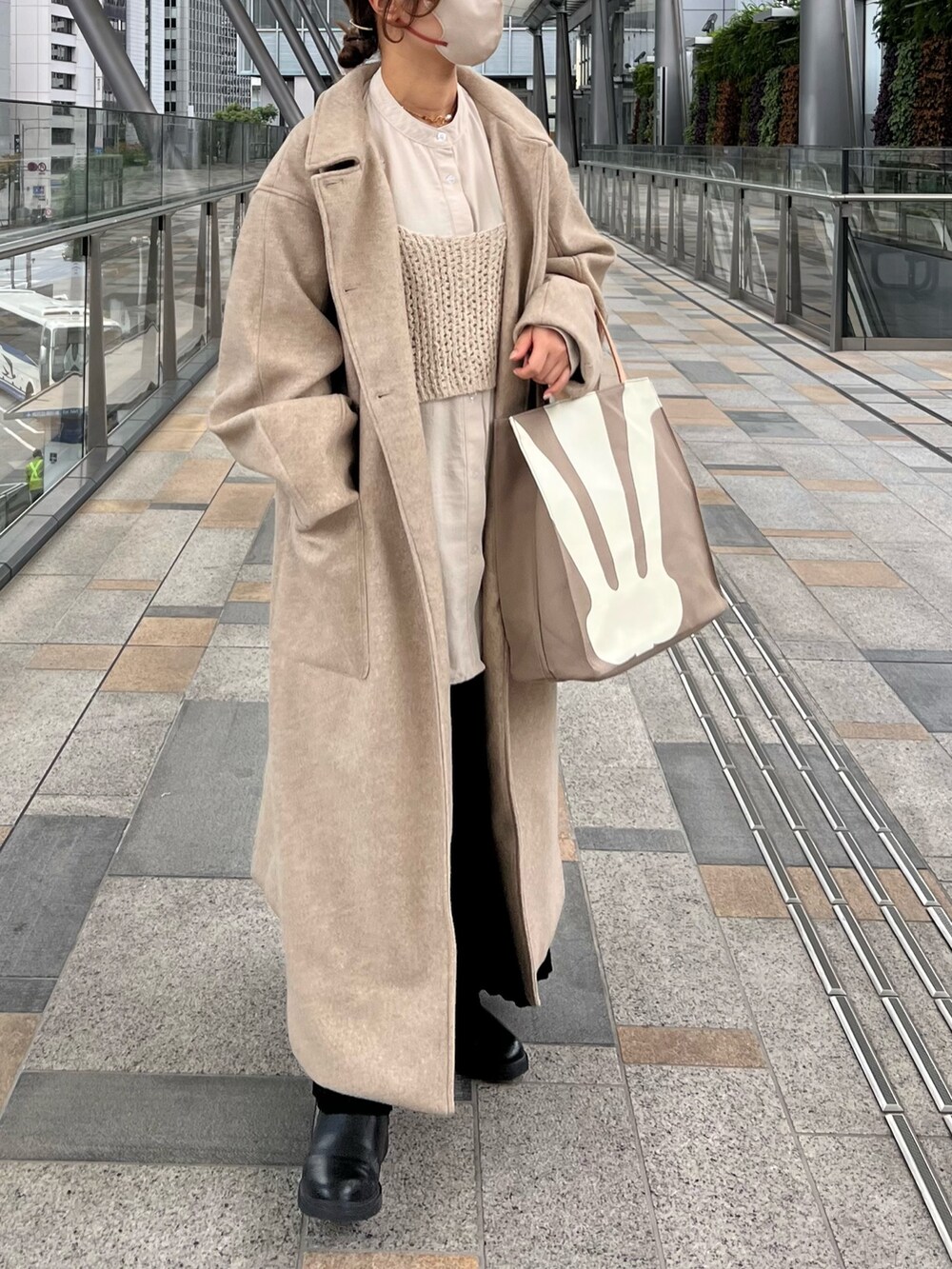 ベージュ系のシャツ/ブラウス、ベージュ系のダウンジャケット/コート、ベージュ系のトートバッグを着用したレディースの冬コーディネートの2枚目の写真