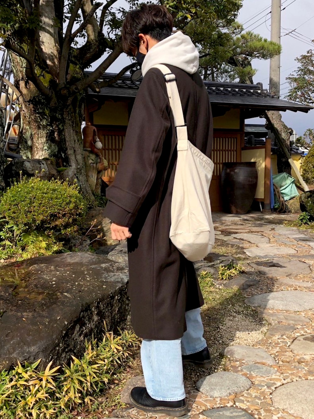 「オーバーサイズ、パーカー、コート、ロングコート、革靴、デニム、ワイドデニム、ショルダーバッグ、きれいめカジュアル、冬コーデ、チェスターコート、Dr.Martens、コート×パーカー、いいね、save、フォローお願いします🤑、ゆるコーデ」｜「Dr. MartensのDr.Martensドクターマーチン 1461 1461w 3eye Gibson 3ホールギブソン レザーシューズ（ドレスシューズ、ブラック系）」を使った、yuuuuさん（メンズ・170cm）の冬コーディネートの2枚目の写真