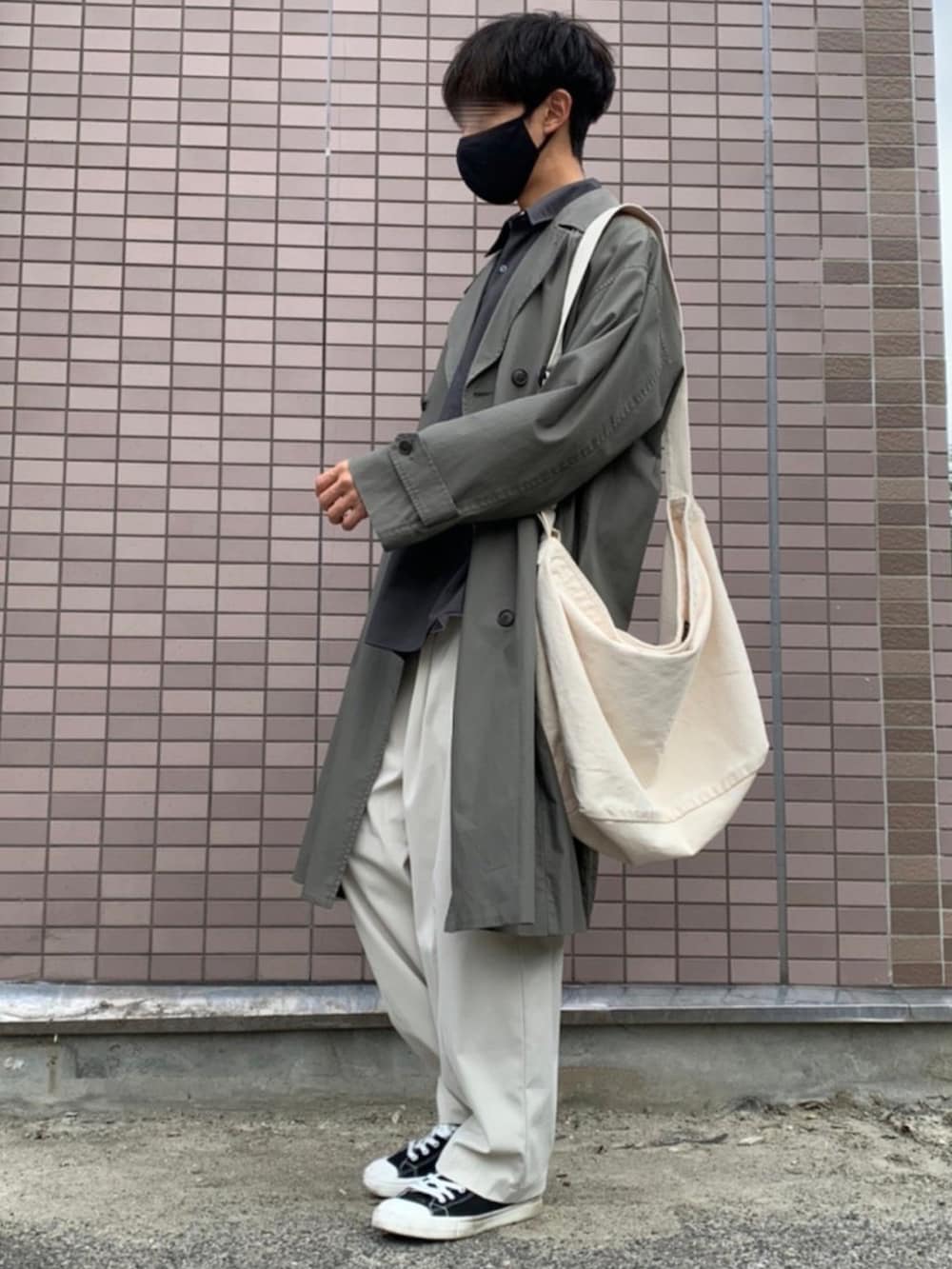 「秋ルック紹介するよ、トレンチコート、シャツスタイル、無印良品、GU、白パンツ、スニーカー、ショルダーバッグ、秋服、お洒落さんとつながりたい、プチプラコーデ、秋のコーデ、リラックススタイル、コート、いいね、save、フォローお願いします🤑」｜「無印良品のアイテム（スニーカー、ブラック系）」を使った、yuuuuさん（メンズ・170cm）の秋コーディネートの3枚目の写真