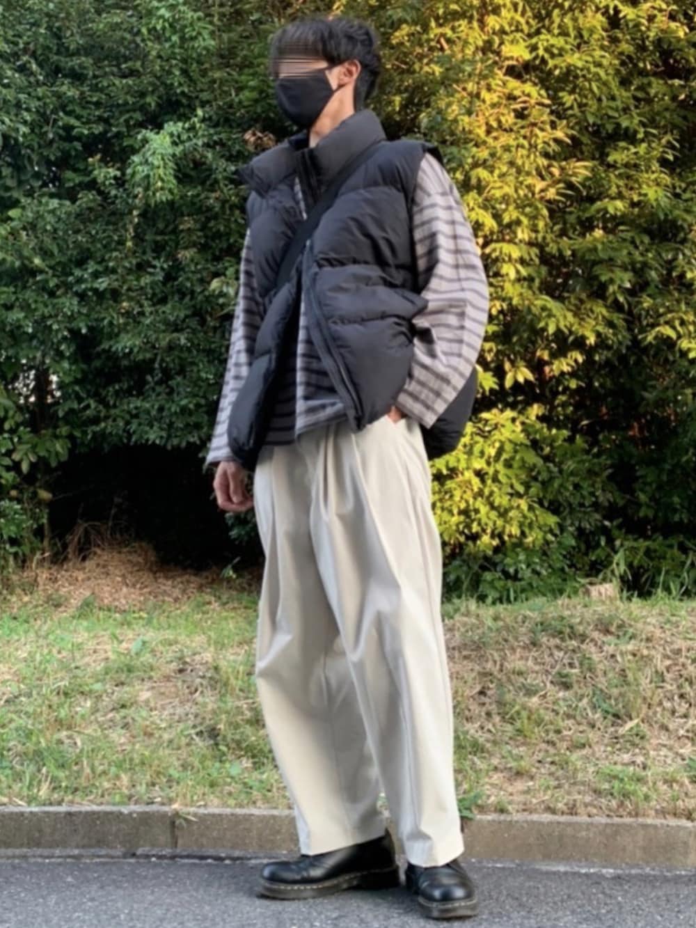 「秋のコーデ、ダウンベスト、ボーダー、ロンT、おしゃれさんと繋がりたい、ドクターマーチン、白パンツ、ショルダーバッグ、モノトーン、オーバーサイズ、GU、カジュアル、秋服、ワントーンコーデ、革靴」｜「Dr. MartensのDr.Martensドクターマーチン 1461 1461w 3eye Gibson 3ホールギブソン レザーシューズ（ドレスシューズ、ブラック系）」を使った、yuuuuさん（メンズ・170cm）の秋コーディネートの2枚目の写真