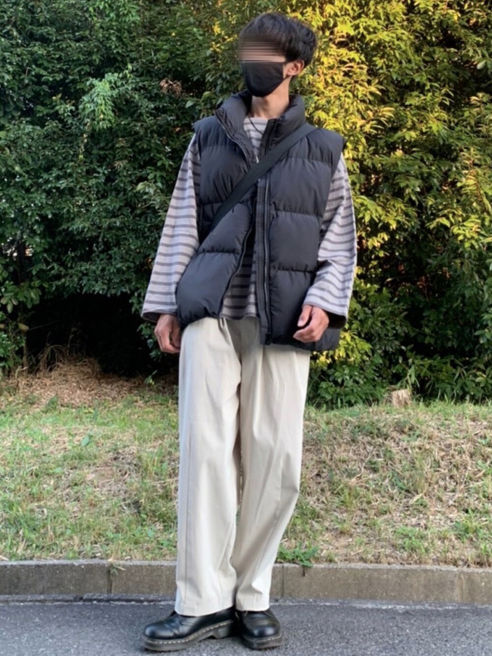 「秋のコーデ、ダウンベスト、ボーダー、ロンT、おしゃれさんと繋がりたい、ドクターマーチン、白パンツ、ショルダーバッグ、モノトーン、オーバーサイズ、GU、カジュアル、秋服、ワントーンコーデ、革靴」｜「Dr. MartensのDr.Martensドクターマーチン 1461 1461w 3eye Gibson 3ホールギブソン レザーシューズ（ドレスシューズ、ブラック系）」を使った、yuuuuさん（メンズ・170cm）の秋コーディネートの3枚目の写真