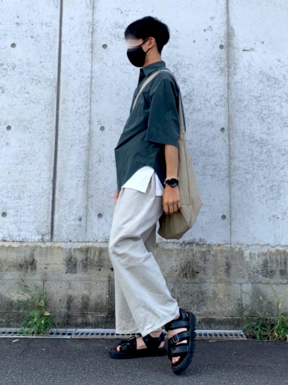 「休日コーデ、デニムパンツ、グリーン、シャツスタイル、シャツ、オーバーサイズ、ゆるコーデ、ワイドパンツ、ワイドデニム、remer、デカバッグ、ショルダーバッグ、サンダル、レザーサンダル」｜「WYM LIDNMの【WYM LIDNM】SHARK SOLE SANDAL（サンダル、ブラック系）」を使った、yuuuuさん（メンズ・170cm）の秋コーディネートの3枚目の写真