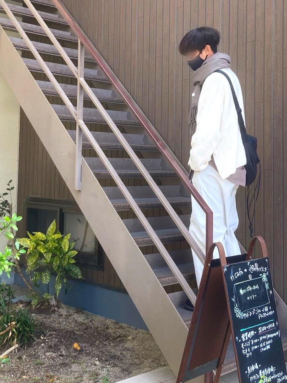 「ニット、シャツスタイル、ドクターマーチン、革靴、白パンツ、ワイドパンツ、オーバーサイズ、ショルダーバッグ、マフラー、冬コーデ、きれいめ、カフェ、シャツ、GU、クリスマス」｜「Dr. MartensのDr.Martensドクターマーチン 1461 1461w 3eye Gibson 3ホールギブソン レザーシューズ（ドレスシューズ、ブラック系）」を使った、yuuuuさん（メンズ・170cm）の冬コーディネートの2枚目の写真