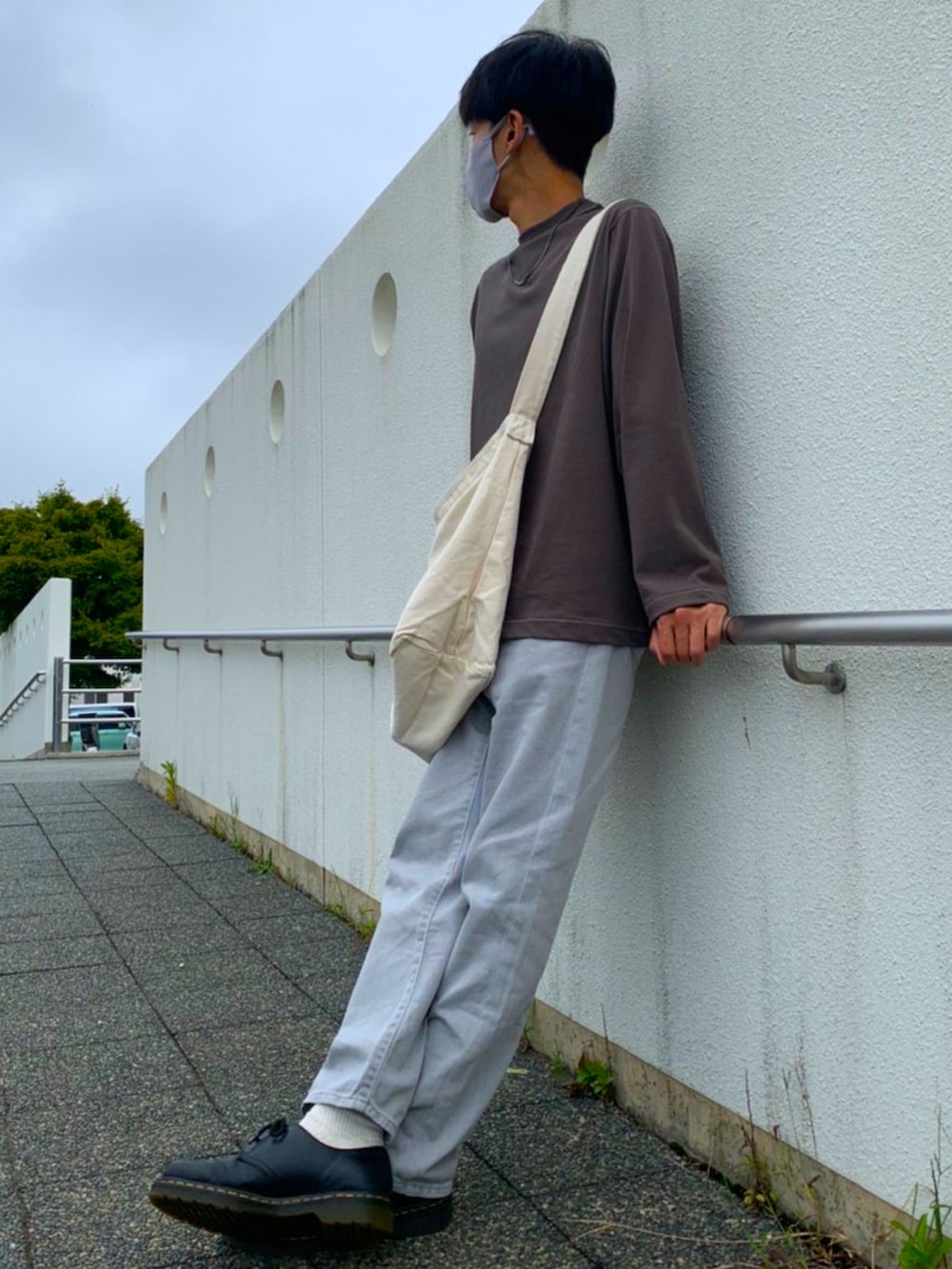 「秋コーデ、お洒落さんとつながりたい、ロンT、ブラウン、デニム、革靴、ゆるコーデ、デカバッグ、カジュアルコーデ、オーバーサイズ、秋のコーデ、秋服」｜「WYM LIDNMの【WYM LIDNM】LOOSE FIT DENIM（デニムパンツ、グレー系）」を使った、yuuuuさん（メンズ・170cm）の秋コーディネートの3枚目の写真
