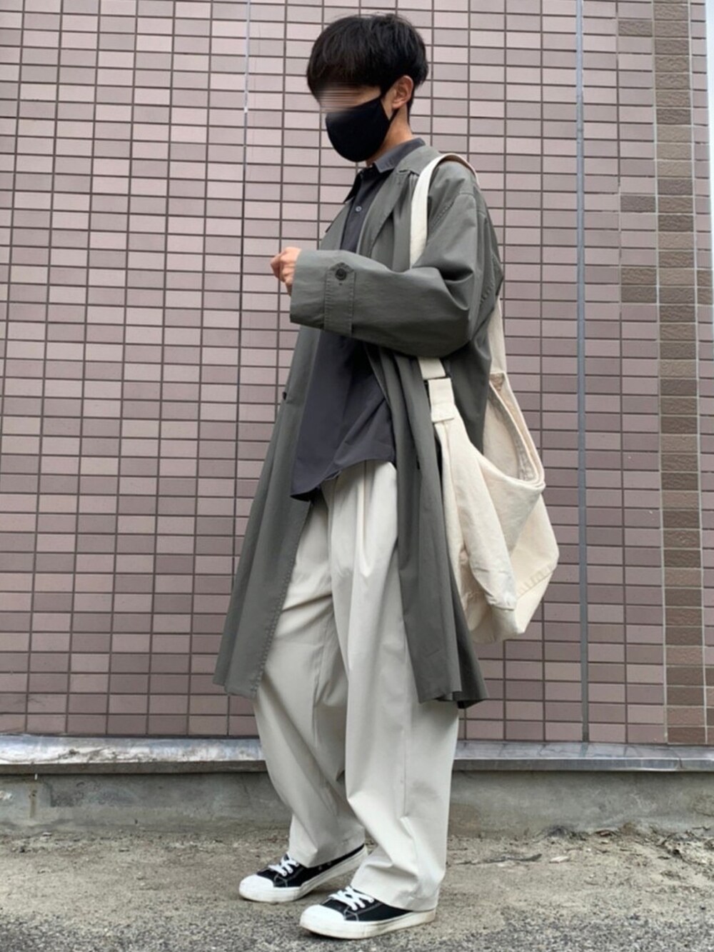 「秋ルック紹介するよ、トレンチコート、シャツスタイル、無印良品、GU、白パンツ、スニーカー、ショルダーバッグ、秋服、お洒落さんとつながりたい、プチプラコーデ、秋のコーデ、リラックススタイル、コート、いいね、save、フォローお願いします🤑」｜「無印良品のアイテム（スニーカー、ブラック系）」を使った、yuuuuさん（メンズ・170cm）の秋コーディネートの2枚目の写真
