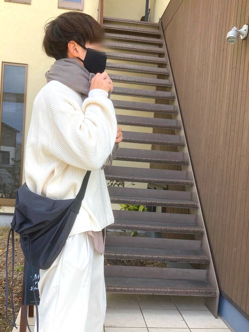 「ニット、シャツスタイル、ドクターマーチン、革靴、白パンツ、ワイドパンツ、オーバーサイズ、ショルダーバッグ、マフラー、冬コーデ、きれいめ、カフェ、シャツ、GU、クリスマス」｜「Dr. MartensのDr.Martensドクターマーチン 1461 1461w 3eye Gibson 3ホールギブソン レザーシューズ（ドレスシューズ、ブラック系）」を使った、yuuuuさん（メンズ・170cm）の冬コーディネートの3枚目の写真