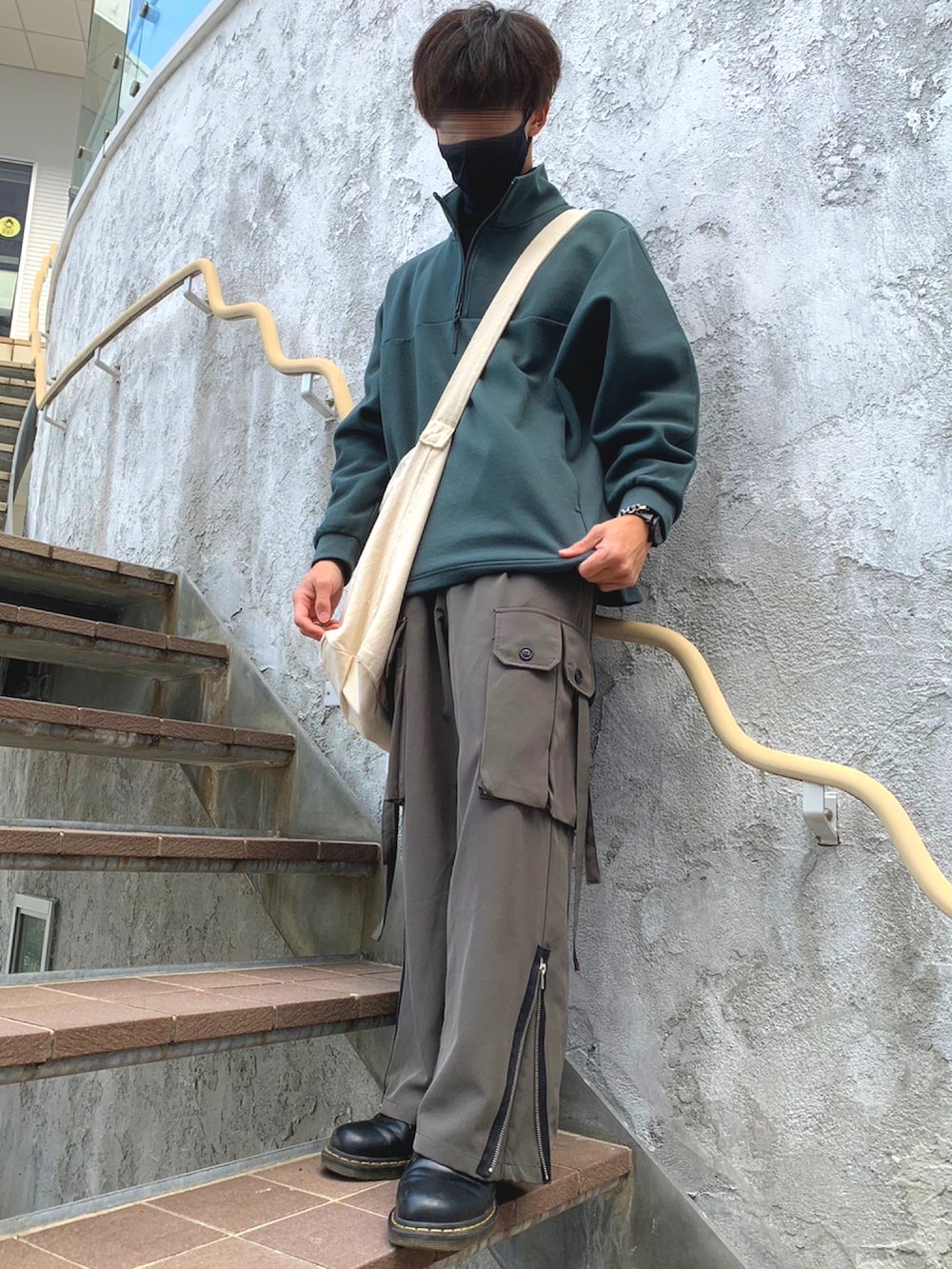 「カジュアルコーデ、カーゴパンツ、ハーフジップ、スウェット、Dr.Martens、ショルダーバッグ、オーバーサイズ、グリーン、ビックシルエット、ゆるコーデ、タートルネック、休日スタイル、革靴、ミリタリー、ワイドパンツ」|「Dr. MartensのDr.Martens R23523001 MYLES マイルス BL 厚底スライドサンダル(サンダル、ブラック系)」を使った、yuuuuさん(メンズ・170cm)の冬コーディネートの2枚目の写真