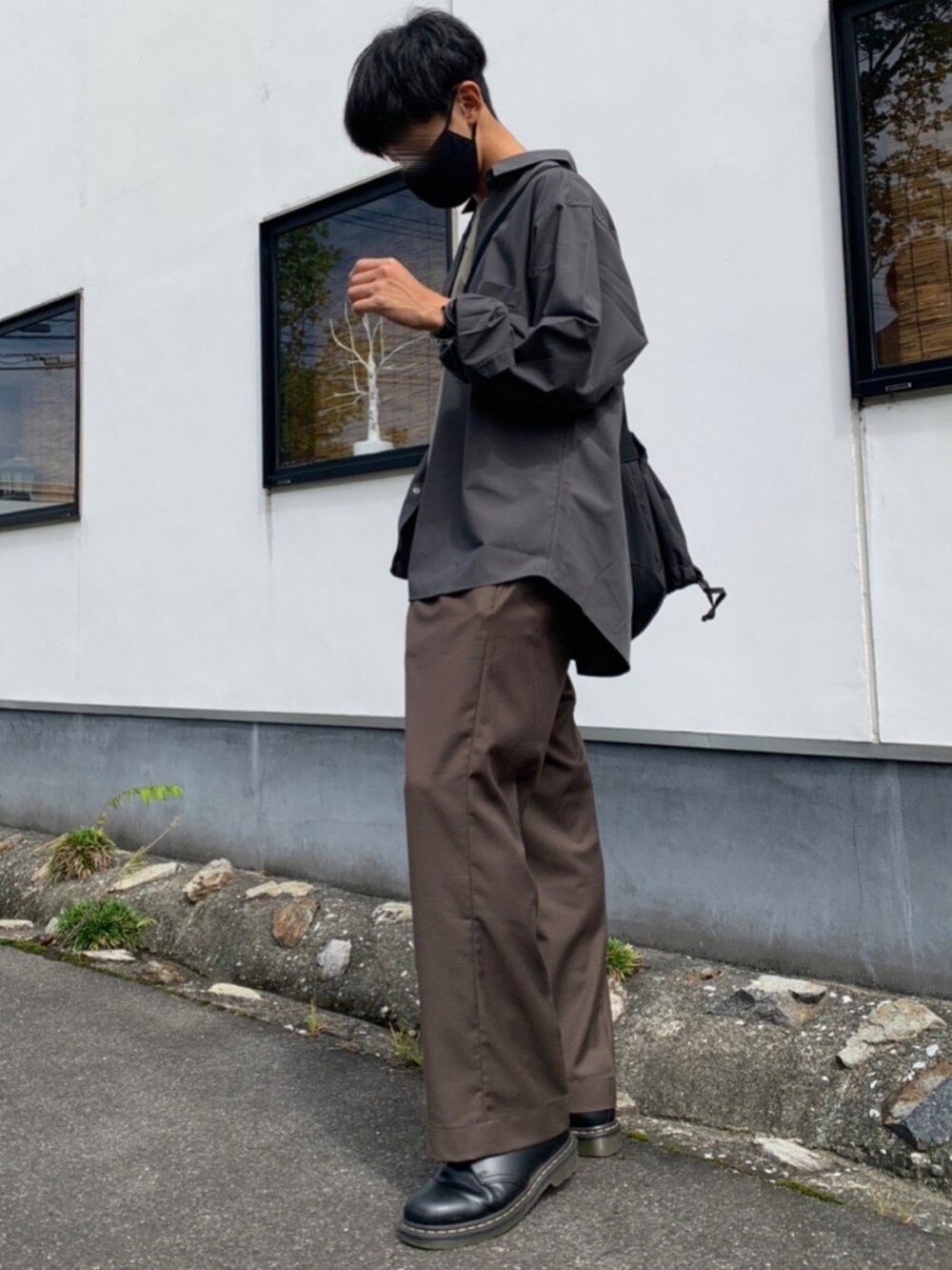 「おしゃれさんと繋がりたい、デート、シャツスタイル、革靴、チャコールグレー、秋コーデ、ストレートパンツ、センタープレス、ブラウン、秋のコーデ、きれいめカジュアル」｜「Dr. MartensのDr.Martensドクターマーチン 1461 1461w 3eye Gibson 3ホールギブソン レザーシューズ（ドレスシューズ、ブラック系）」を使った、yuuuuさん（メンズ・170cm）の秋コーディネートの3枚目の写真
