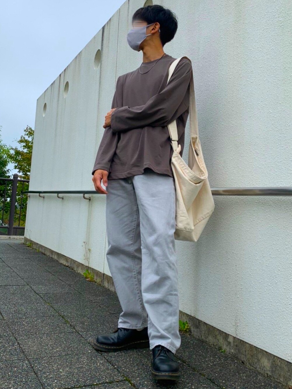 「秋コーデ、お洒落さんとつながりたい、ロンT、ブラウン、デニム、革靴、ゆるコーデ、デカバッグ、カジュアルコーデ、オーバーサイズ、秋のコーデ、秋服」｜「WYM LIDNMの【WYM LIDNM】LOOSE FIT DENIM（デニムパンツ、グレー系）」を使った、yuuuuさん（メンズ・170cm）の秋コーディネートの2枚目の写真