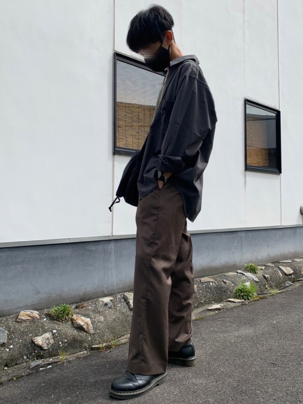 「おしゃれさんと繋がりたい、デート、シャツスタイル、革靴、チャコールグレー、秋コーデ、ストレートパンツ、センタープレス、ブラウン、秋のコーデ、きれいめカジュアル」｜「Dr. MartensのDr.Martensドクターマーチン 1461 1461w 3eye Gibson 3ホールギブソン レザーシューズ（ドレスシューズ、ブラック系）」を使った、yuuuuさん（メンズ・170cm）の秋コーディネートの2枚目の写真