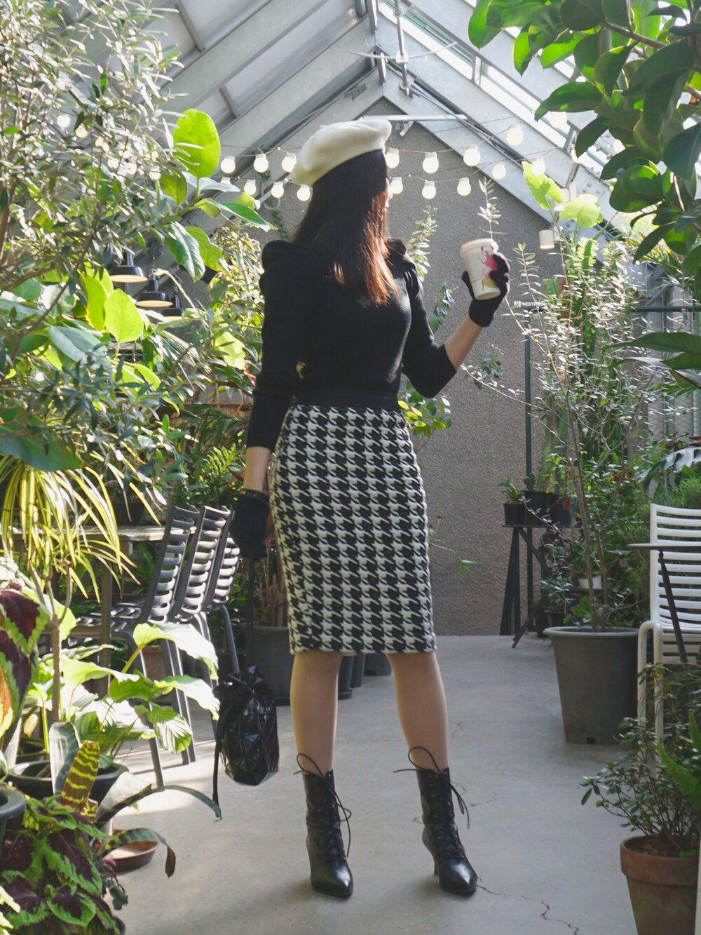 ホワイト系のスカートを着用したレディースの春コーディネートの2枚目の写真