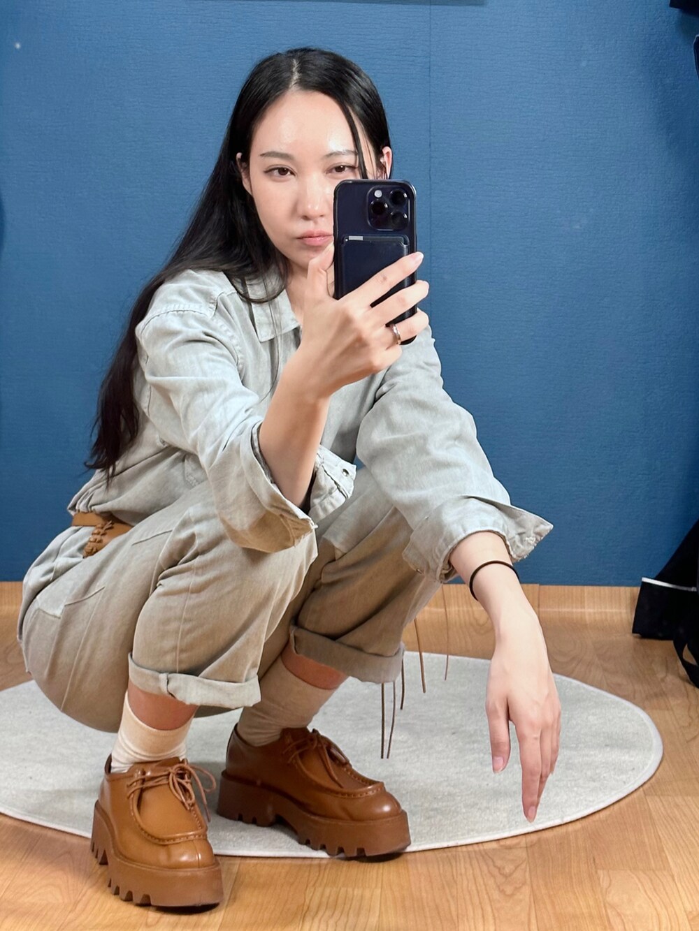 ブラウン系のローファー、ブルー系のデニムジャケット、ブルー系のトートバッグを着用したレディースの秋コーディネートの3枚目の写真