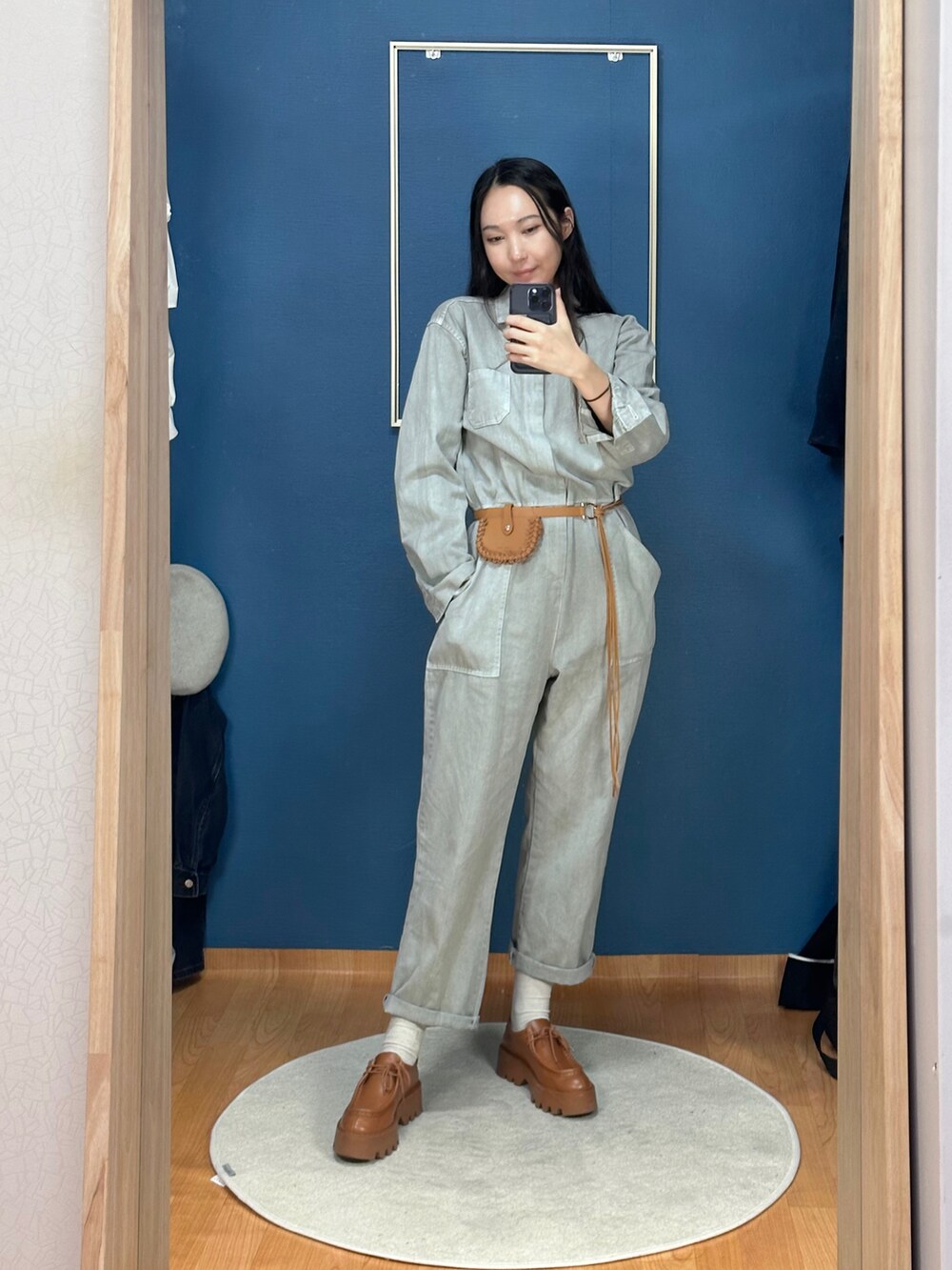 ブラウン系のローファー、ブルー系のデニムジャケット、ブルー系のトートバッグを着用したレディースの秋コーディネートの2枚目の写真