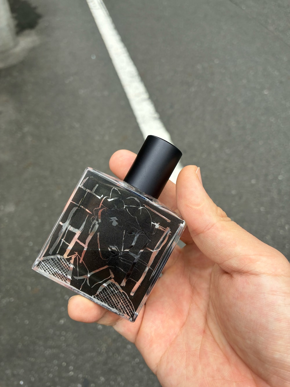 ブラック系のスニーカー、ブルー系のデニムパンツ、ブラック系のTシャツ/カットソーを着用したメンズの夏コーディネートの3枚目の写真
