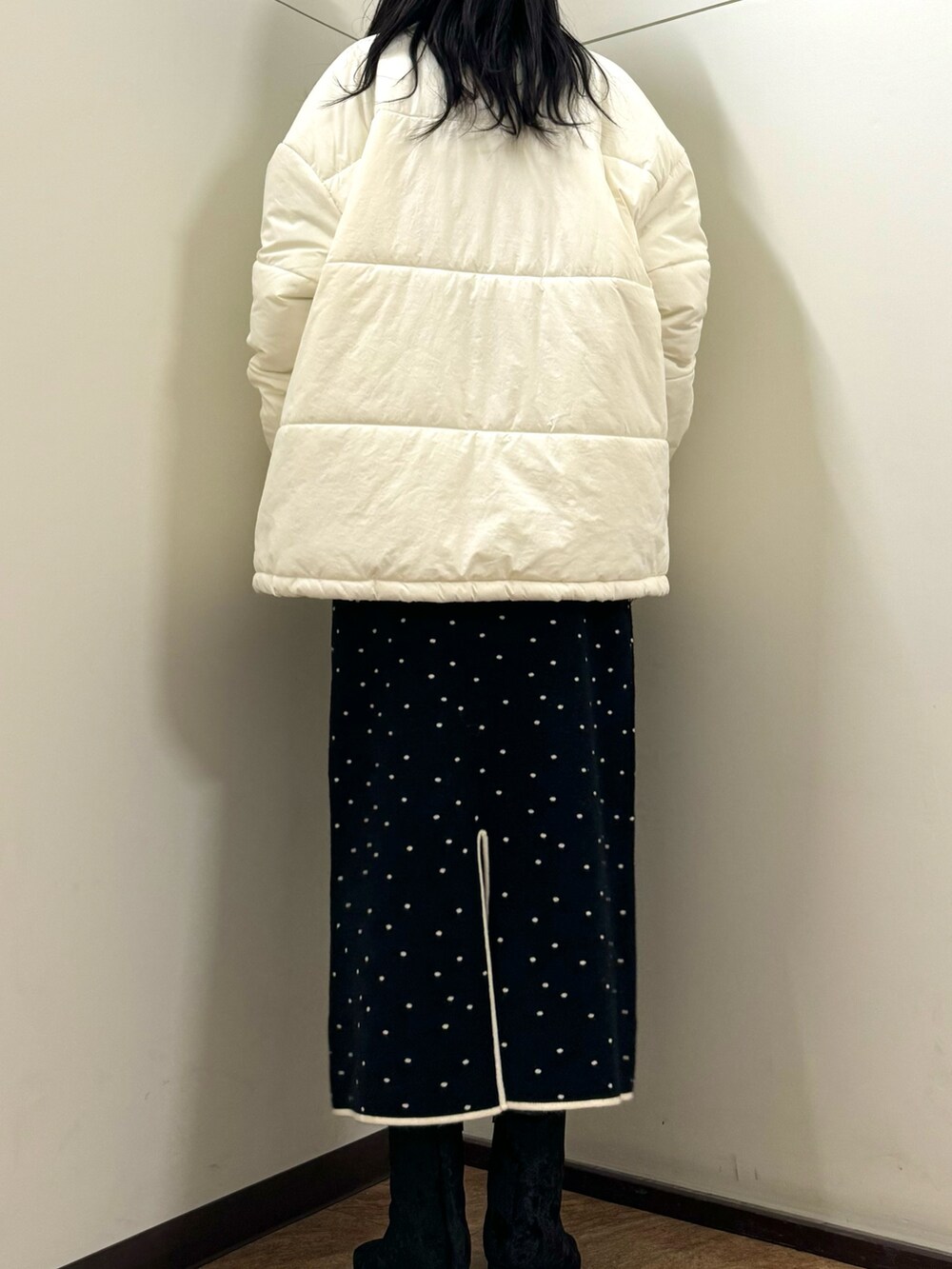 「大人コーデ、クリスマスに着たい服、秋冬、オトナカワイイ、ニット/セーター、柄スカート、ニット、ニットスカート、ロゴニット、ITEMS URBANRESEARCH」｜「ITEMS URBANRESEARCHの中綿キルトオーバージャケット（ダウンジャケット/コート、ホワイト系）」を使った、フナバシミズキさん（レディース・169cm）の冬コーディネートの3枚目の写真