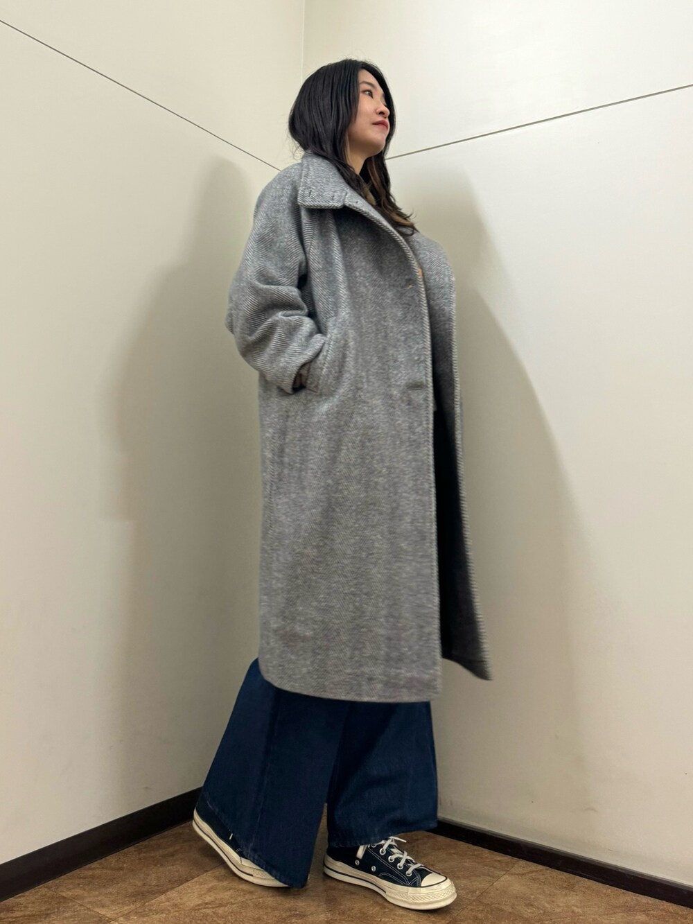 「クリスマスに着たい服、オトナカジュアル、シンプルスタイル、秋冬コーデ、ニット/セーター、ロゴニット、コート、チェック、高身長、オトナカワイイ、ITEMS URBANRESEARCH」｜「ITEMS URBANRESEARCHのブークレビッグロゴニット（ニット/セーター、ブラウン系）」を使った、フナバシミズキさん（レディース・169cm）の冬コーディネートの2枚目の写真