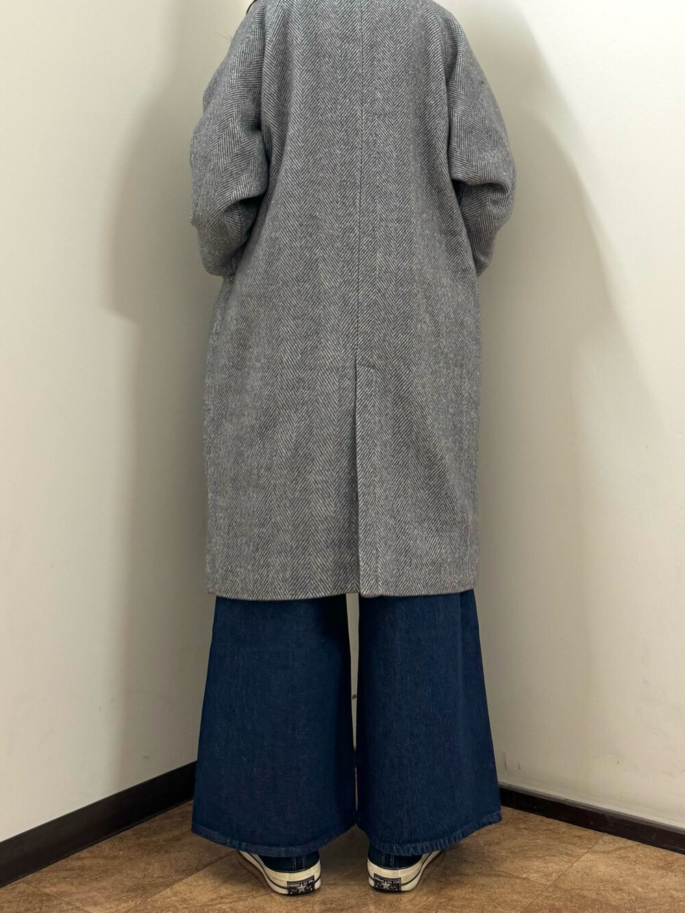 「クリスマスに着たい服、オトナカジュアル、シンプルスタイル、秋冬コーデ、ニット/セーター、ロゴニット、コート、チェック、高身長、オトナカワイイ、ITEMS URBANRESEARCH」｜「ITEMS URBANRESEARCHのブークレビッグロゴニット（ニット/セーター、ブラウン系）」を使った、フナバシミズキさん（レディース・169cm）の冬コーディネートの3枚目の写真