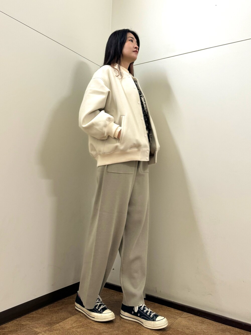 「カジュアルスタイル、秋冬コーデ、オトナカジュアル、ラクチンコーデ、パンツスタイル、高身長女子、スニーカーコーデ、ワントーンコーデ、ITEMS URBANRESEARCH、ニットパンツ」｜「ITEMS URBANRESEARCHのフリンジプチハイニット（ニット/セーター、ホワイト系）」を使った、フナバシミズキさん（レディース・169cm）の秋コーディネートの2枚目の写真