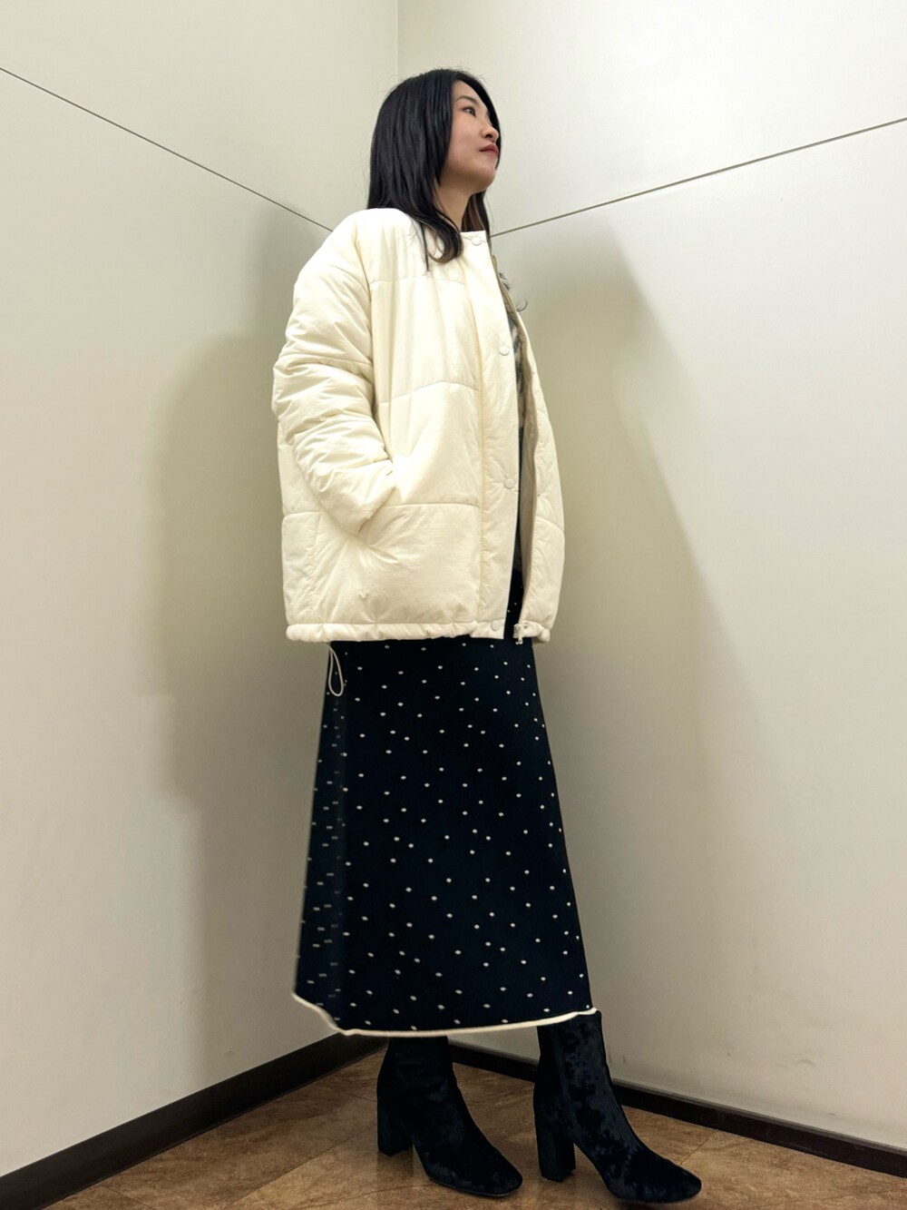 「大人コーデ、クリスマスに着たい服、秋冬、オトナカワイイ、ニット/セーター、柄スカート、ニット、ニットスカート、ロゴニット、ITEMS URBANRESEARCH」｜「ITEMS URBANRESEARCHの中綿キルトオーバージャケット（ダウンジャケット/コート、ホワイト系）」を使った、フナバシミズキさん（レディース・169cm）の冬コーディネートの2枚目の写真