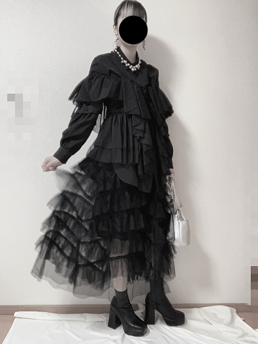 ブラック系のシャツ/ブラウス、ブラック系のベスト、ブラック系のスカートを着用したレディースの秋コーディネートの3枚目の写真