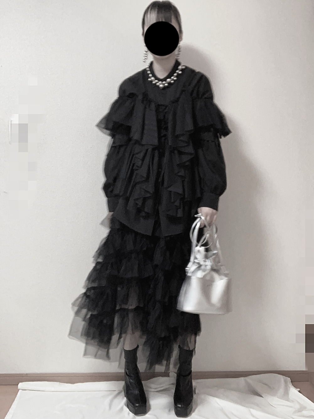 ブラック系のシャツ/ブラウス、ブラック系のベスト、ブラック系のスカートを着用したレディースの秋コーディネートの2枚目の写真