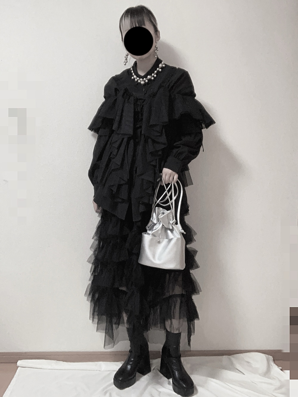 ブラック系のシャツ/ブラウス、ブラック系のベスト、ブラック系のスカートを着用したレディースの秋コーディネートの4枚目の写真