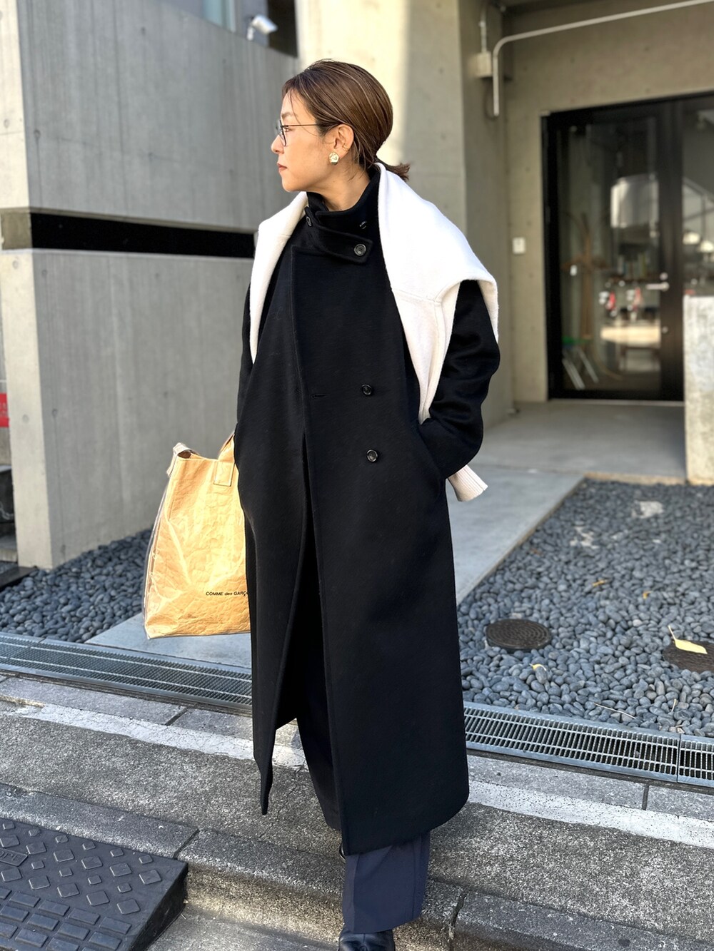 「冬コーデ、ロングコート、クリスマスに着たい服、大人ファッション、休日スタイル、キレイめ、モノトーン、スタンドカラー、ワイドパンツ」｜「NOLLEY’Sのカシミヤ混MUSICゆったりVネックカーディガン 24AW（カーディガン/ボレロ、ホワイト系）」を使った、nol mayumiiさん（レディース・160cm）の冬コーディネートの3枚目の写真