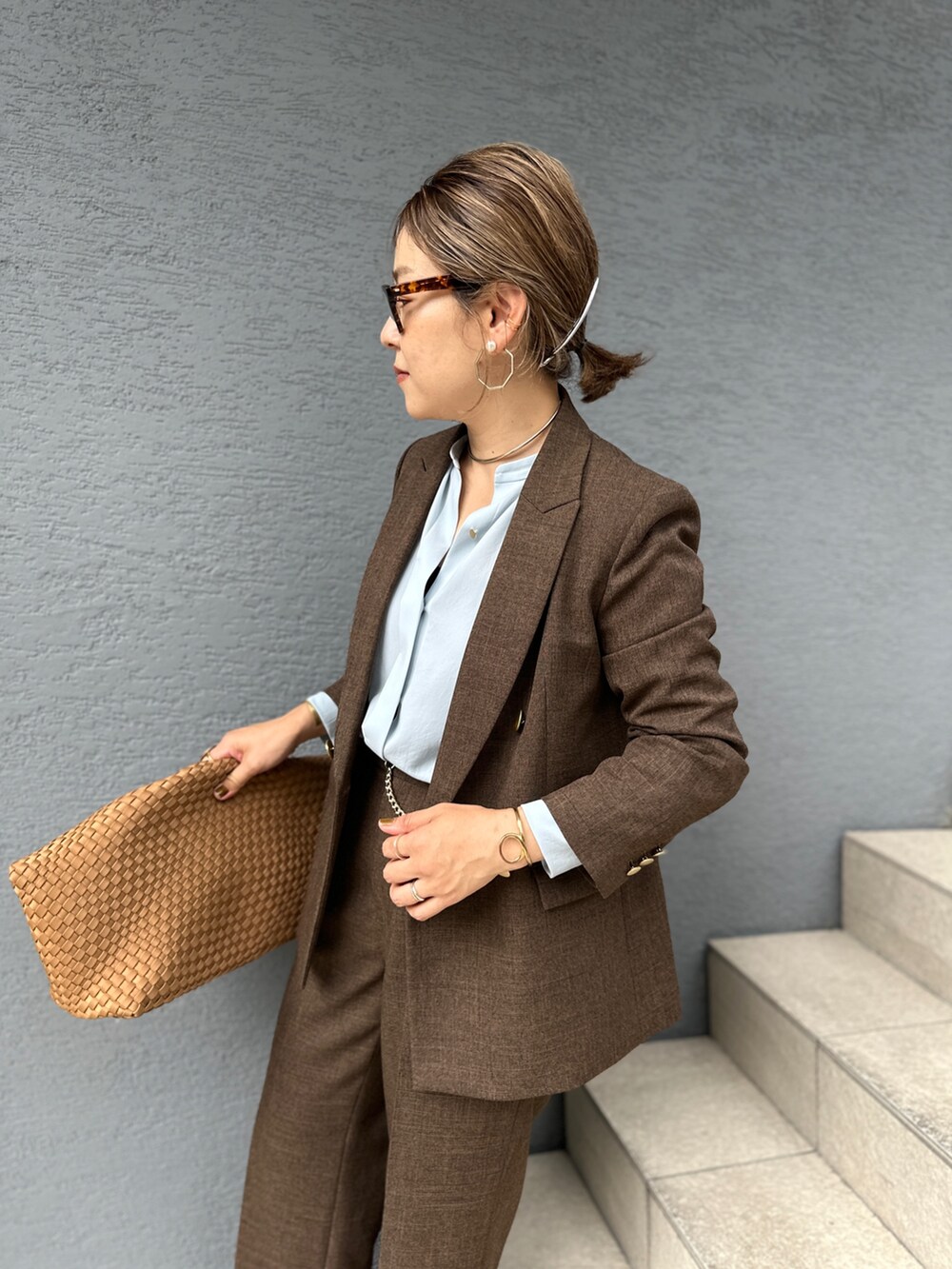 「秋コーデ、ブラウンコーデ、ブラウン、ジャケット、ジャケットスタイル、ジャケットコーデ、サックスブルー、ブラウス、お仕事コーデ、オフィスカジュアル、オフィスコーデ」｜「NOLLEY’S Sophiのウォッシャブルシャークツータックワイドパンツ（その他パンツ、ブラウン系）」を使った、nol mayumiiさん（レディース・160cm）の秋コーディネートの7枚目の写真