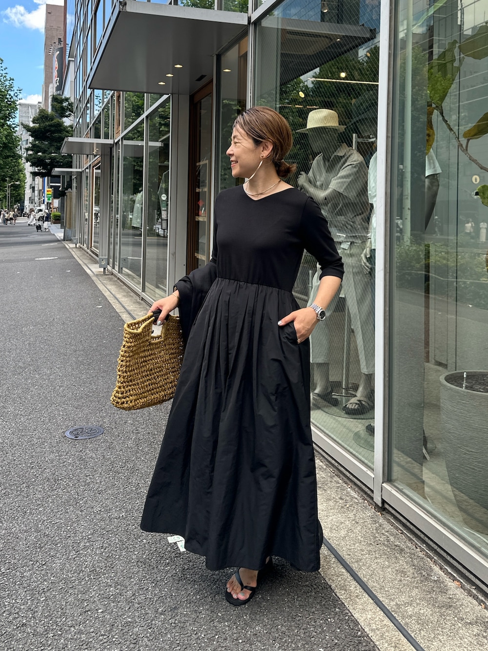 「ワンピ、ワンピース、ワンピーススタイル、ワンピースコーデ、ブラック、ブラックコーデ、ブラックワンピース、夏コーデ、夏、夏服、大人カジュアル、大人きれいめコーデ、大人きれいめカジュアル」｜「NOLLEY’Sの◇【WEB限定】ウォッシャブル2WAYドッキングワンピース（ワンピース、ブラック系）」を使った、nol mayumiiさん（レディース・160cm）の夏コーディネートの2枚目の写真