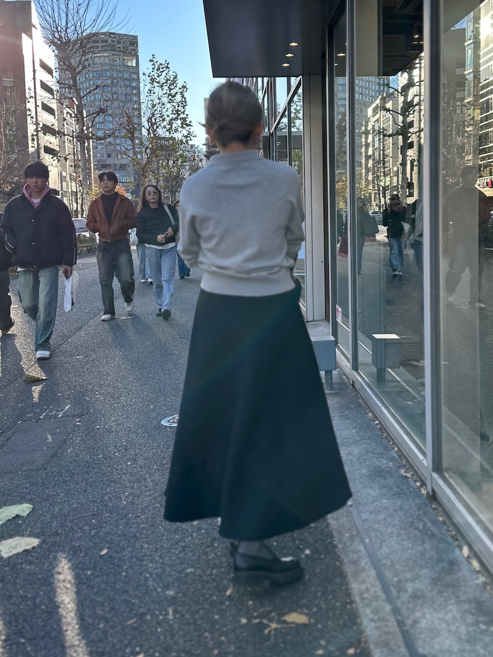 「きれい目コーデ、スカート、スカートスタイル、スカートコーデ、フレアスカート、ボストンバッグ、チャーム、ポロ襟、襟付きニット、ポロニット、大人カジュアル、大人コーデ、冬コーデ」｜「NOLLEY’S Sophiの《手洗い可能》ポロ衿プルオーバーニット（ニット/セーター、グレー系）」を使った、nol mayumiiさん（レディース・160cm）の冬コーディネートの8枚目の写真