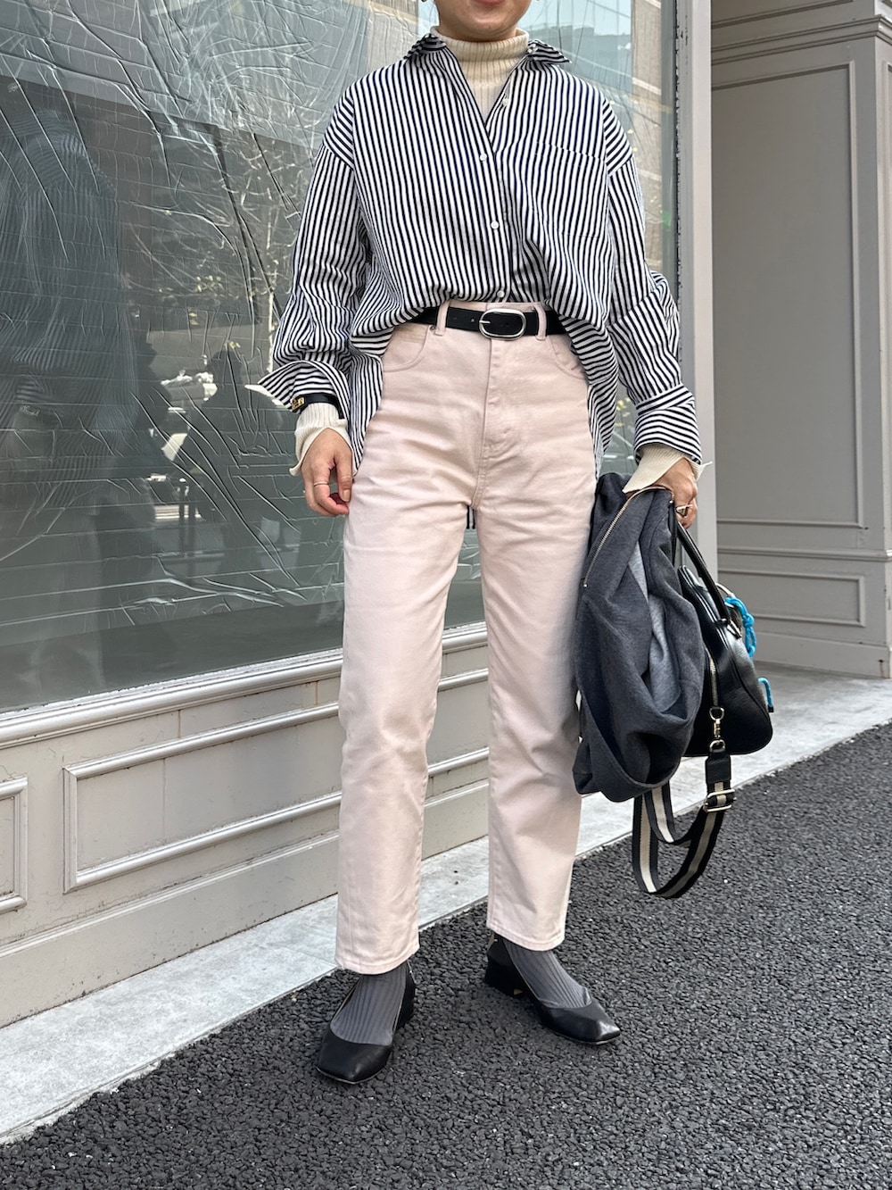 「ストライプ、ストライプシャツ、シャツコーデ、パンツコーデ、デニム、デニムパンツ、ピンクパンツ、ピンク、春コーデ、大人カジュアル、きれい目カジュアル、パーカー、グレーパーカー」|「NOLLEY’S Sophiのタンブラーストライプ3WAYシャツ(シャツ/ブラウス、ブルー系)」を使った、nol mayumiiさん(レディース・160cm)の冬コーディネートの4枚目の写真