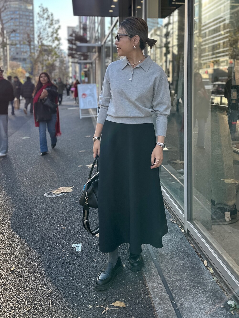 「きれい目コーデ、スカート、スカートスタイル、スカートコーデ、フレアスカート、ボストンバッグ、チャーム、ポロ襟、襟付きニット、ポロニット、大人カジュアル、大人コーデ、冬コーデ」｜「NOLLEY’S Sophiの《手洗い可能》ポロ衿プルオーバーニット（ニット/セーター、グレー系）」を使った、nol mayumiiさん（レディース・160cm）の冬コーディネートの5枚目の写真