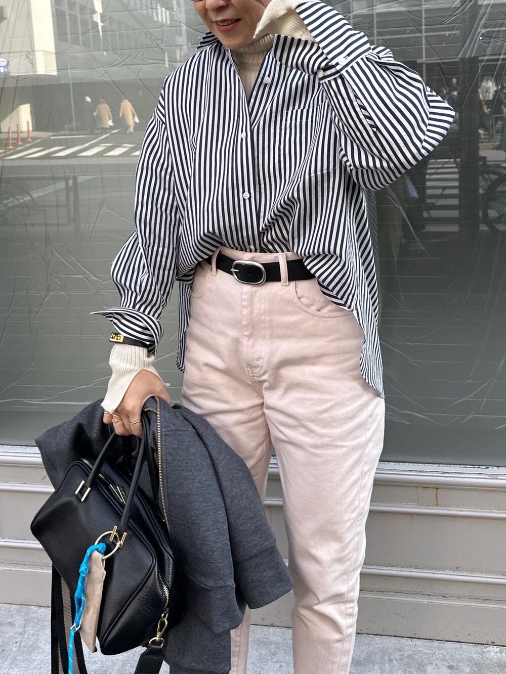 「ストライプ、ストライプシャツ、シャツコーデ、パンツコーデ、デニム、デニムパンツ、ピンクパンツ、ピンク、春コーデ、大人カジュアル、きれい目カジュアル、パーカー、グレーパーカー」|「NOLLEY’S Sophiのタンブラーストライプ3WAYシャツ(シャツ/ブラウス、ブルー系)」を使った、nol mayumiiさん(レディース・160cm)の冬コーディネートの9枚目の写真