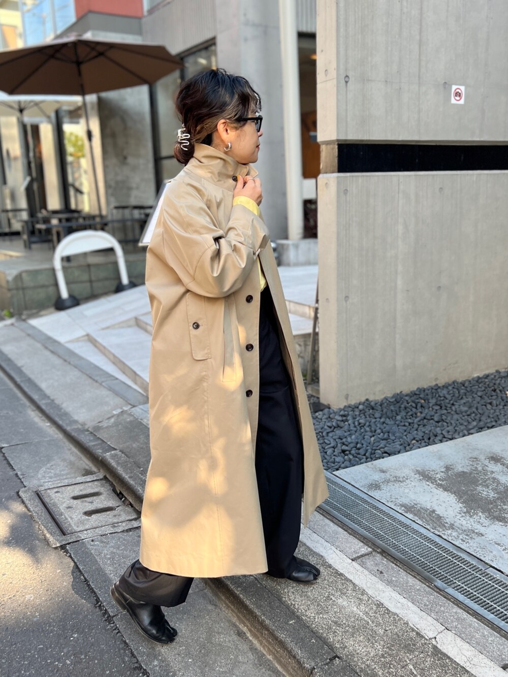 「休日コーデ、オトナカジュアル、キレイめコーデ、40代ファッション、ステンカラーコート、バルマカンコート、バルマカーンコート、スプリングコート、春コート、黒縁メガネ、シャツスタイル、パンツコーデ」｜「AULENTTIの【AULENTTI/ オーレンティ】スクエアひねりショルダーバッグ（ショルダーバッグ、ブラック系）」を使った、nol mayumiiさん（レディース・160cm）の冬コーディネートの5枚目の写真