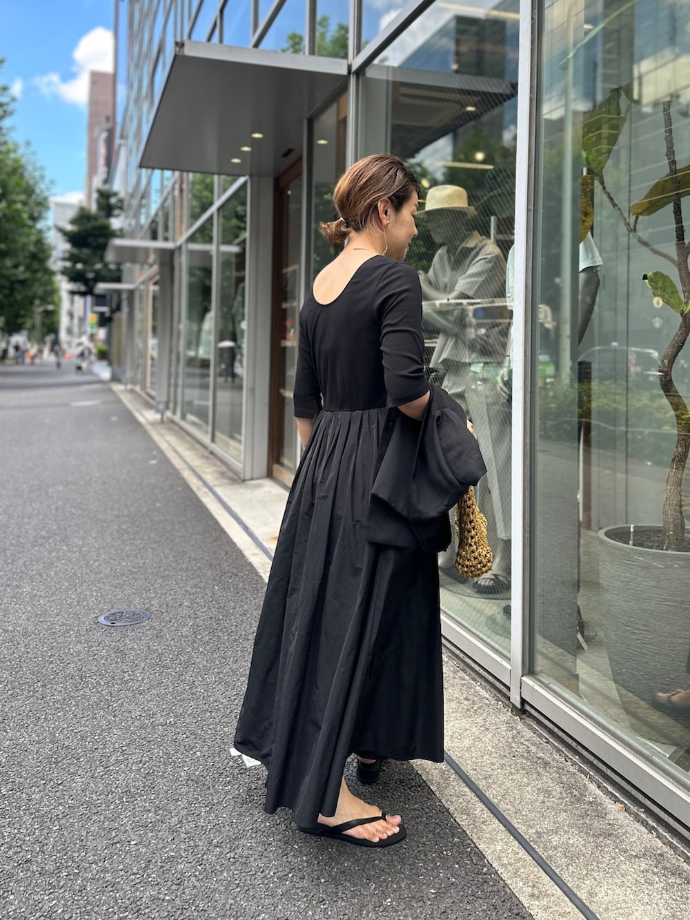 「ワンピ、ワンピース、ワンピーススタイル、ワンピースコーデ、ブラック、ブラックコーデ、ブラックワンピース、夏コーデ、夏、夏服、大人カジュアル、大人きれいめコーデ、大人きれいめカジュアル」｜「NOLLEY’Sの◇【WEB限定】ウォッシャブル2WAYドッキングワンピース（ワンピース、ブラック系）」を使った、nol mayumiiさん（レディース・160cm）の夏コーディネートの4枚目の写真