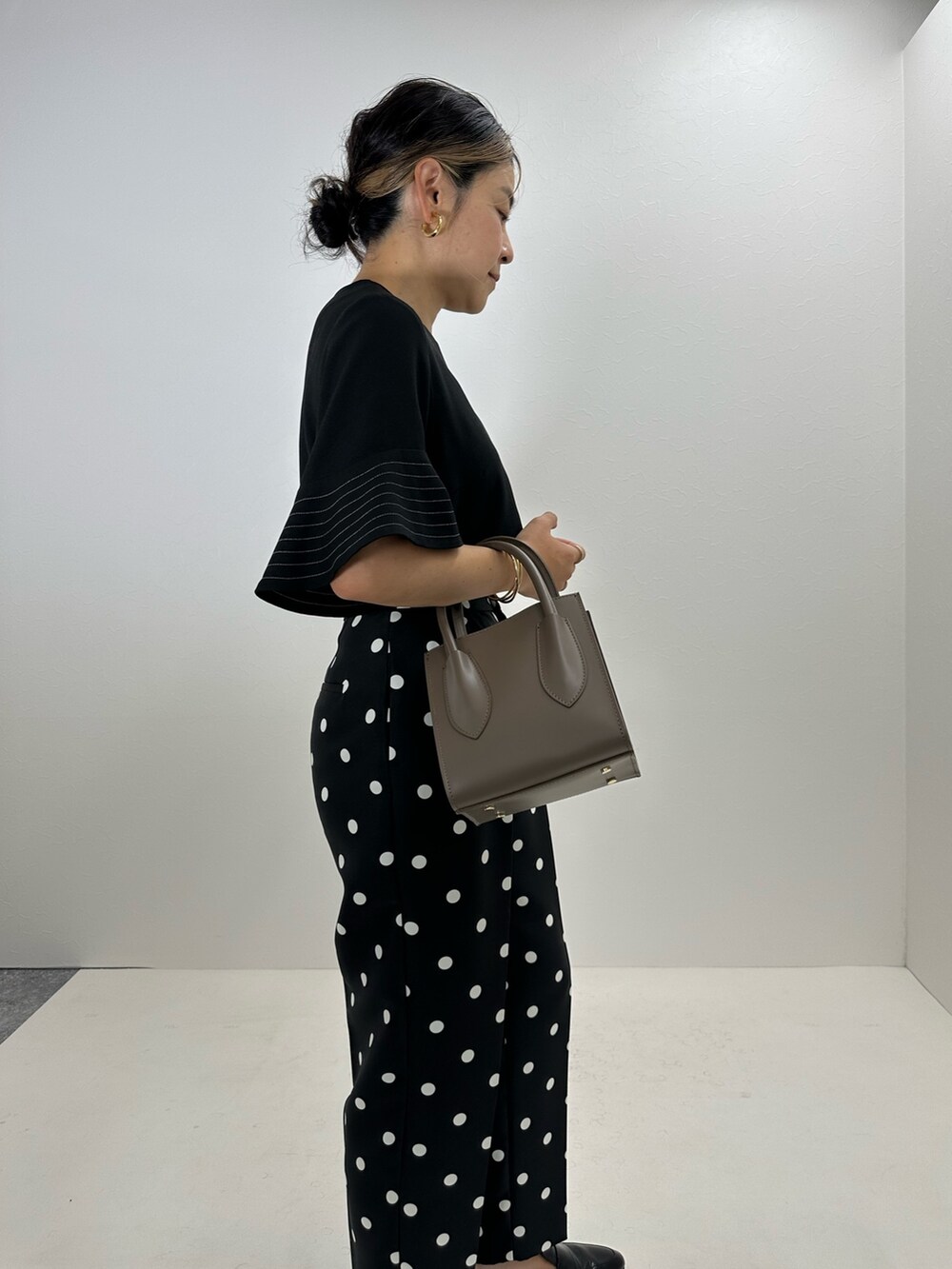 ブラック系のシャツ/ブラウス、ブラック系のその他パンツ、ベージュ系のトートバッグを着用したレディースの夏コーディネートの8枚目の写真