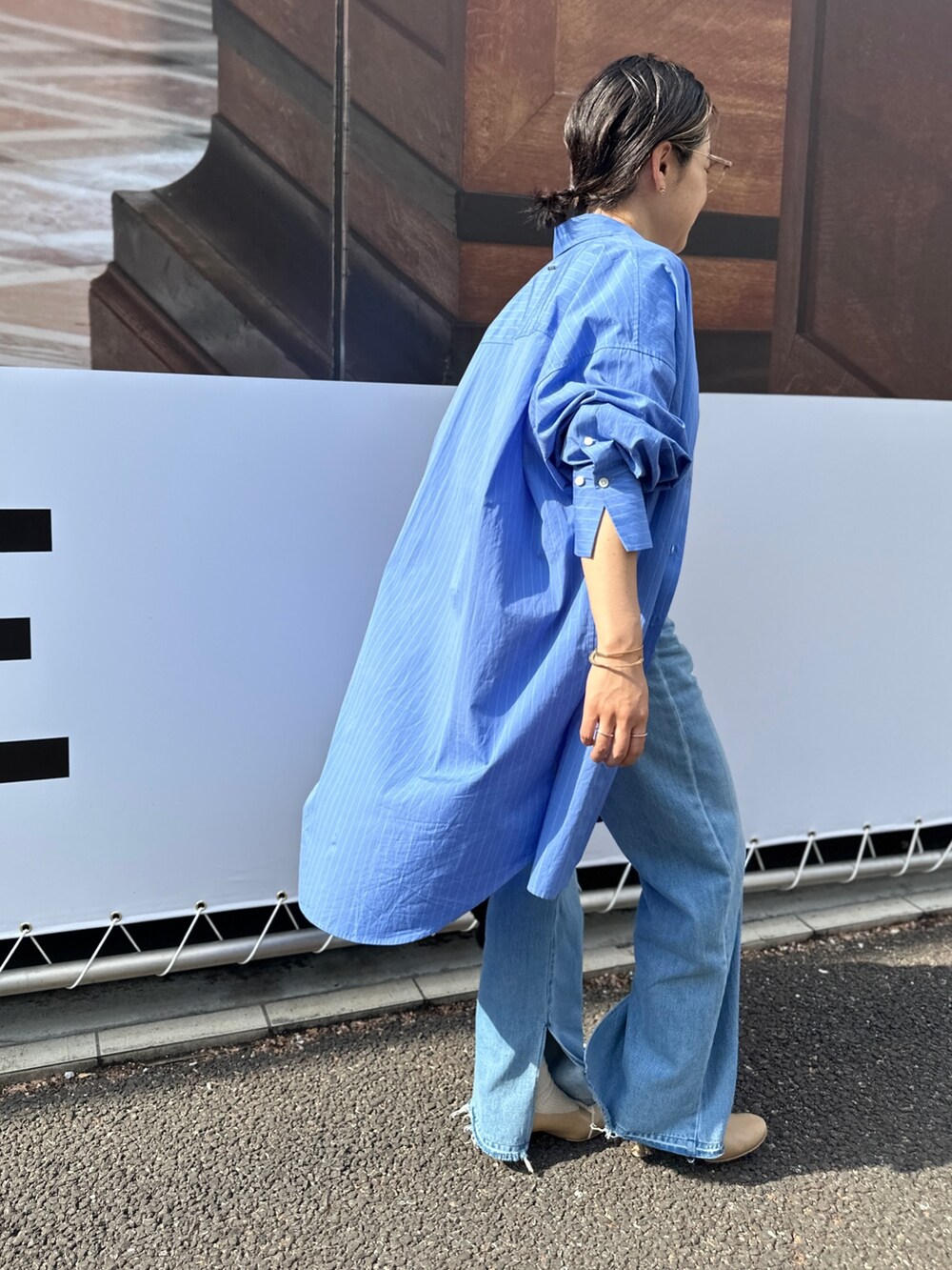 「デニム、ブルー、シャツスタイル、ビッグシャツ、ロングシャツ、ワントーンコーデ、スリットデニム、大人カジュアル、きれいめカジュアル、春コーデ、春ファッション、パンツコーデ」｜「NOLLEY’Sのタイプライターストライプシャツワンピース（シャツワンピース、ブルー系）」を使った、nol mayumiiさん（レディース・160cm）の春コーディネートの6枚目の写真
