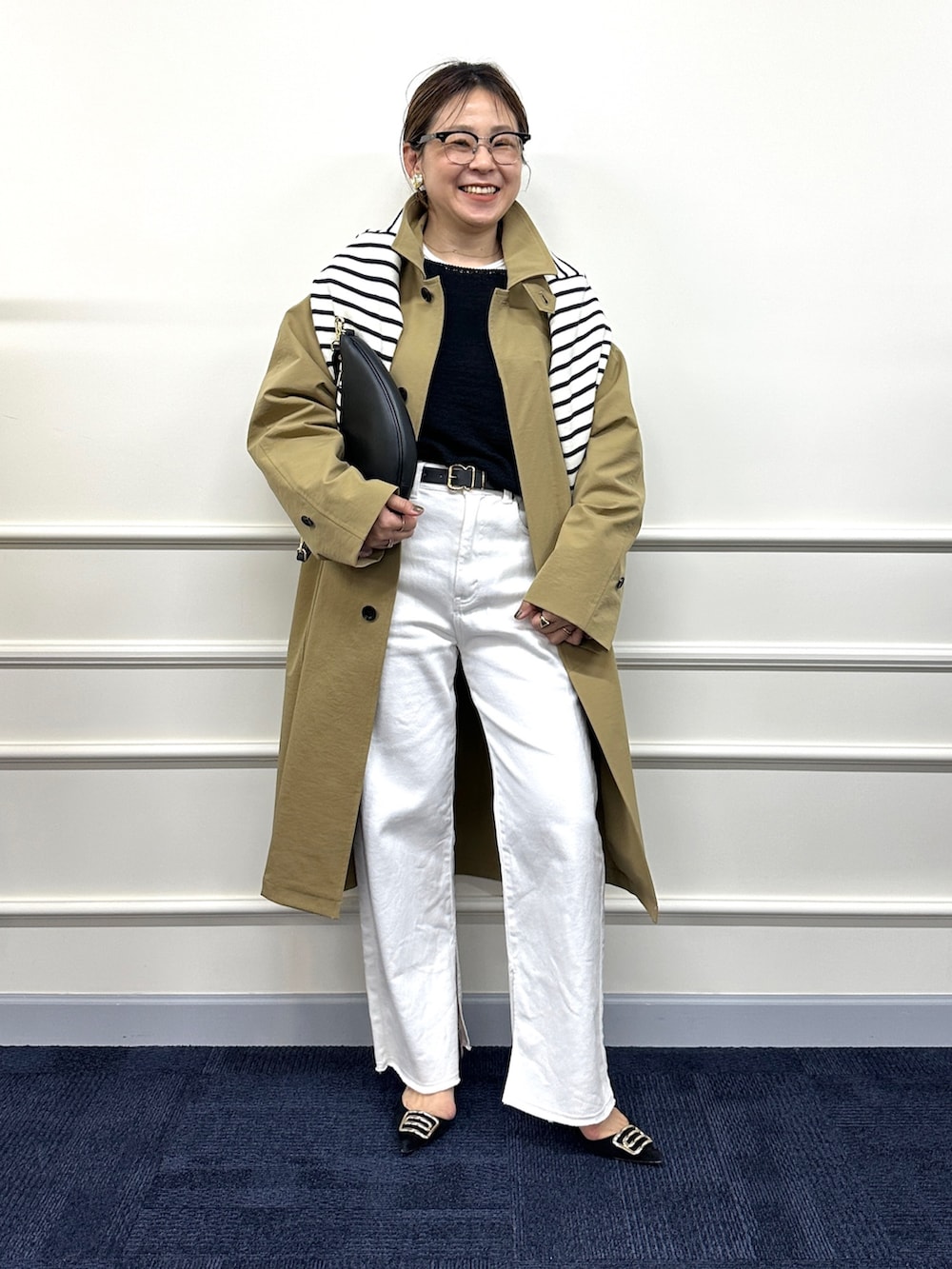 「春コート、トレンチコート、ステンカラーコート、バルマカーンコート、ベージュコート、ボーダー、春ニット、白パンツ、白デニム、大人カジュアル」|「Rie Millerの【RM denim】スリットフレアハイウエストデニム(デニムパンツ、ホワイト系)」を使った、nol mayumiiさん(レディース・160cm)の冬コーディネートの3枚目の写真