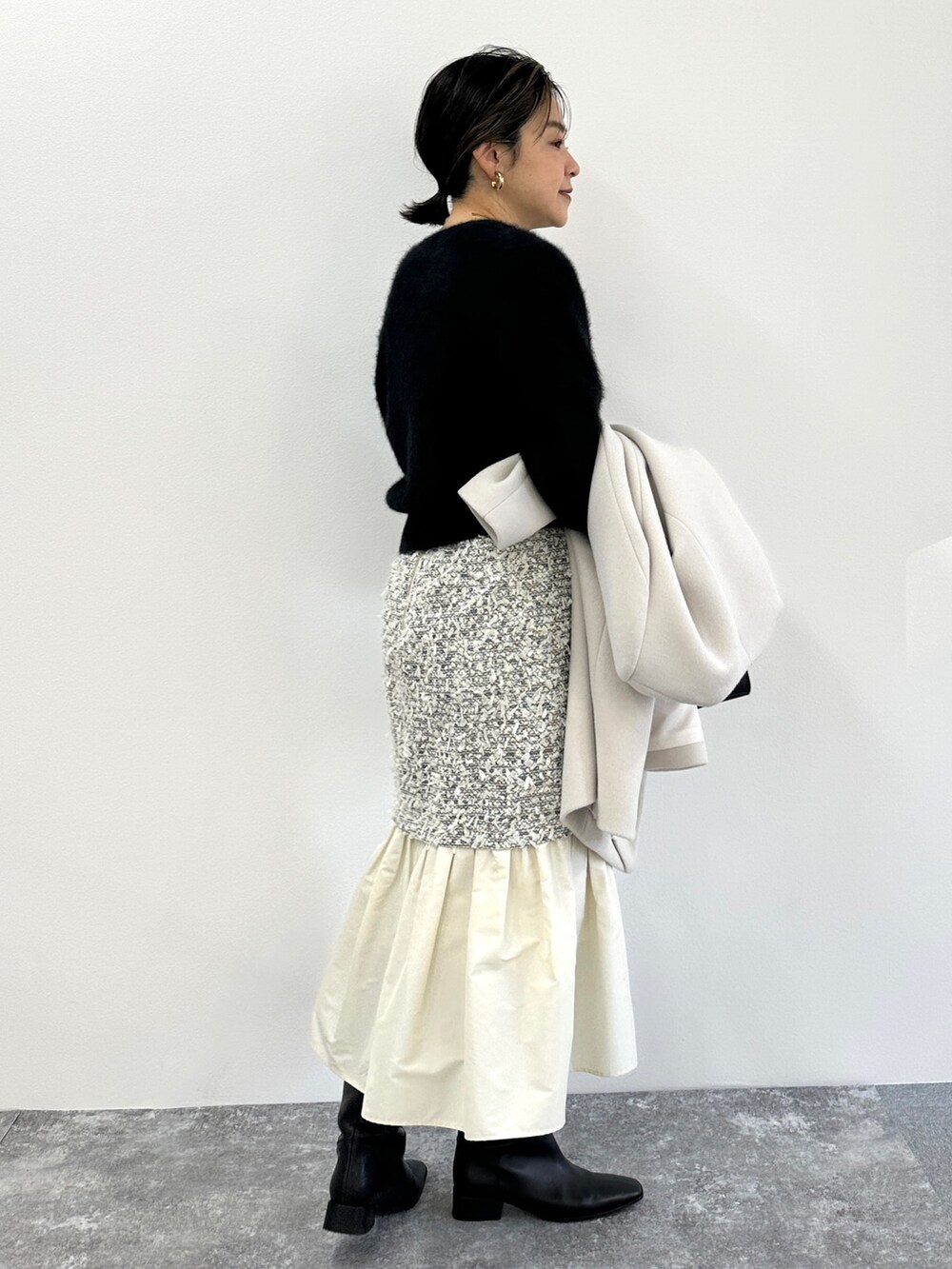 「冬のコーデ、シンプルコーデ、おでかけコーデ、冬アウター、クリスマスに着たい服、きれいめコーディネート、キレイめコーデ、淡色コーデ、ホワイトコーデ、ふわふわニット、ヘアリーニット、ノーリーズ、NOLLEY'S」｜「NOLLEY’S Sophiのへアリークルーネックプルオーバーニット（ニット/セーター、ブラック系）」を使った、nol mayumiiさん（レディース・160cm）の冬コーディネートの8枚目の写真