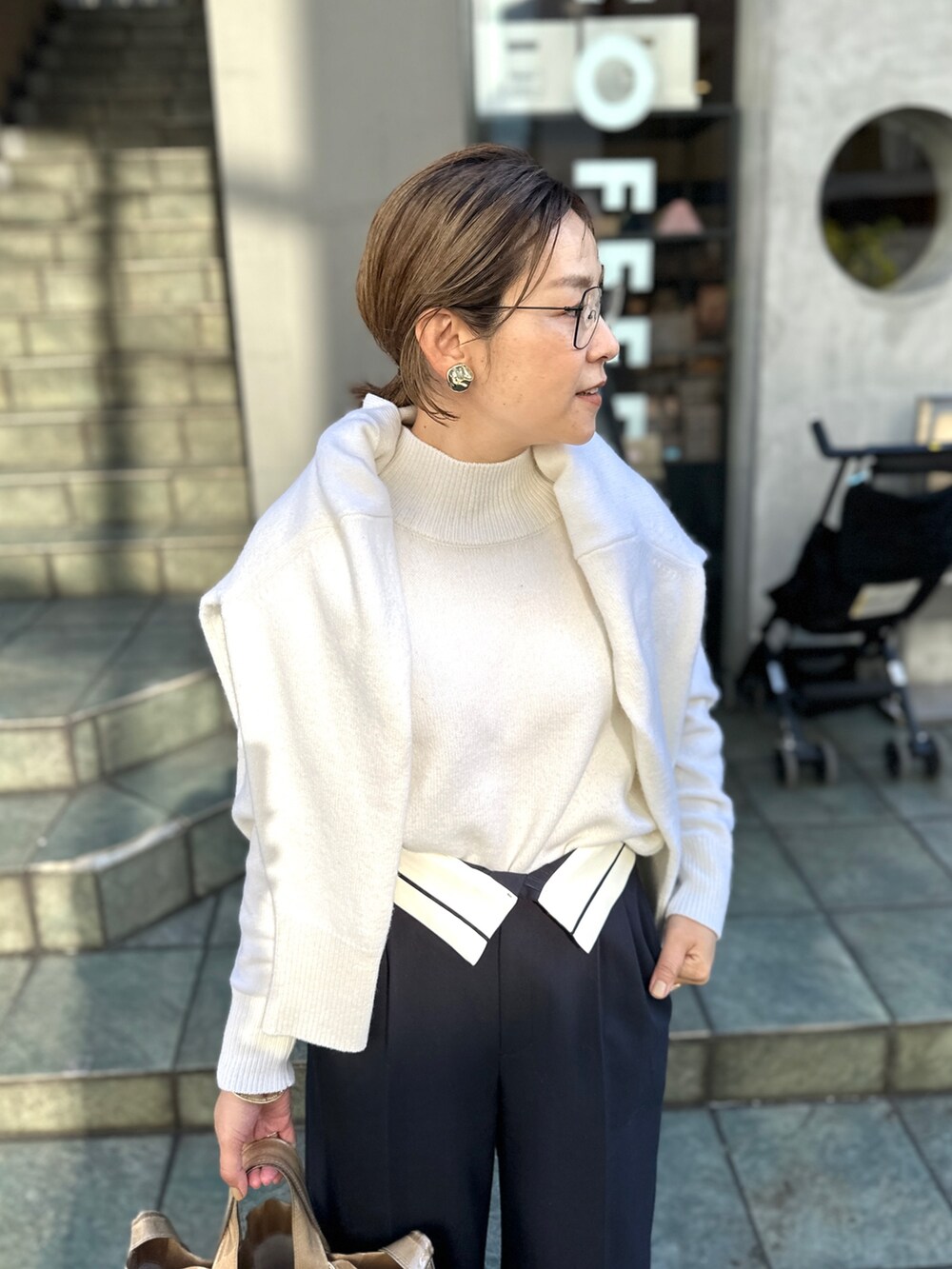 「冬コーデ、ロングコート、クリスマスに着たい服、大人ファッション、休日スタイル、キレイめ、モノトーン、スタンドカラー、ワイドパンツ」｜「NOLLEY’Sのカシミヤ混MUSICゆったりVネックカーディガン 24AW（カーディガン/ボレロ、ホワイト系）」を使った、nol mayumiiさん（レディース・160cm）の冬コーディネートの8枚目の写真